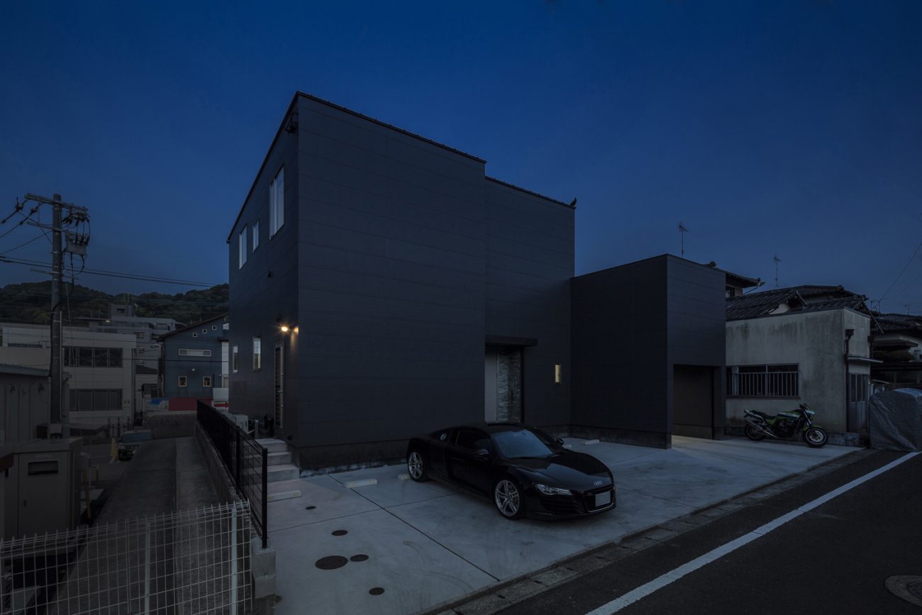 車が一台止まっているキューブ状の外観の家・デザイン住宅 注文住宅・デザイン住宅建築実例_『CASE587 Nero』_外観