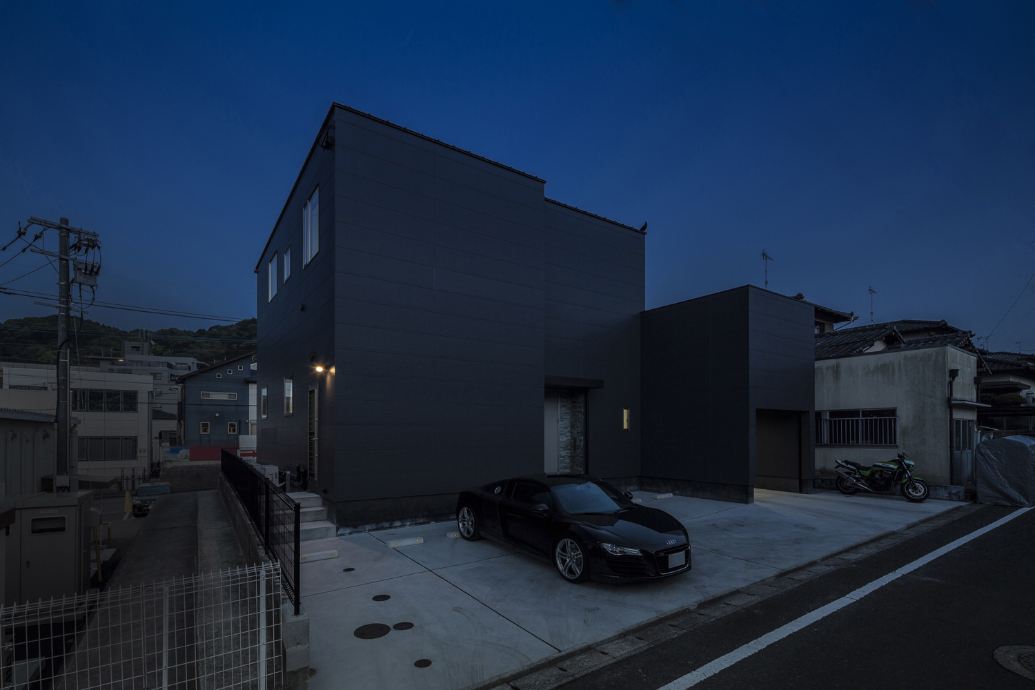 車が一台止まっているキューブ状の外観の家・デザイン住宅 注文住宅・デザイン住宅建築実例_『CASE587 Nero』_外観