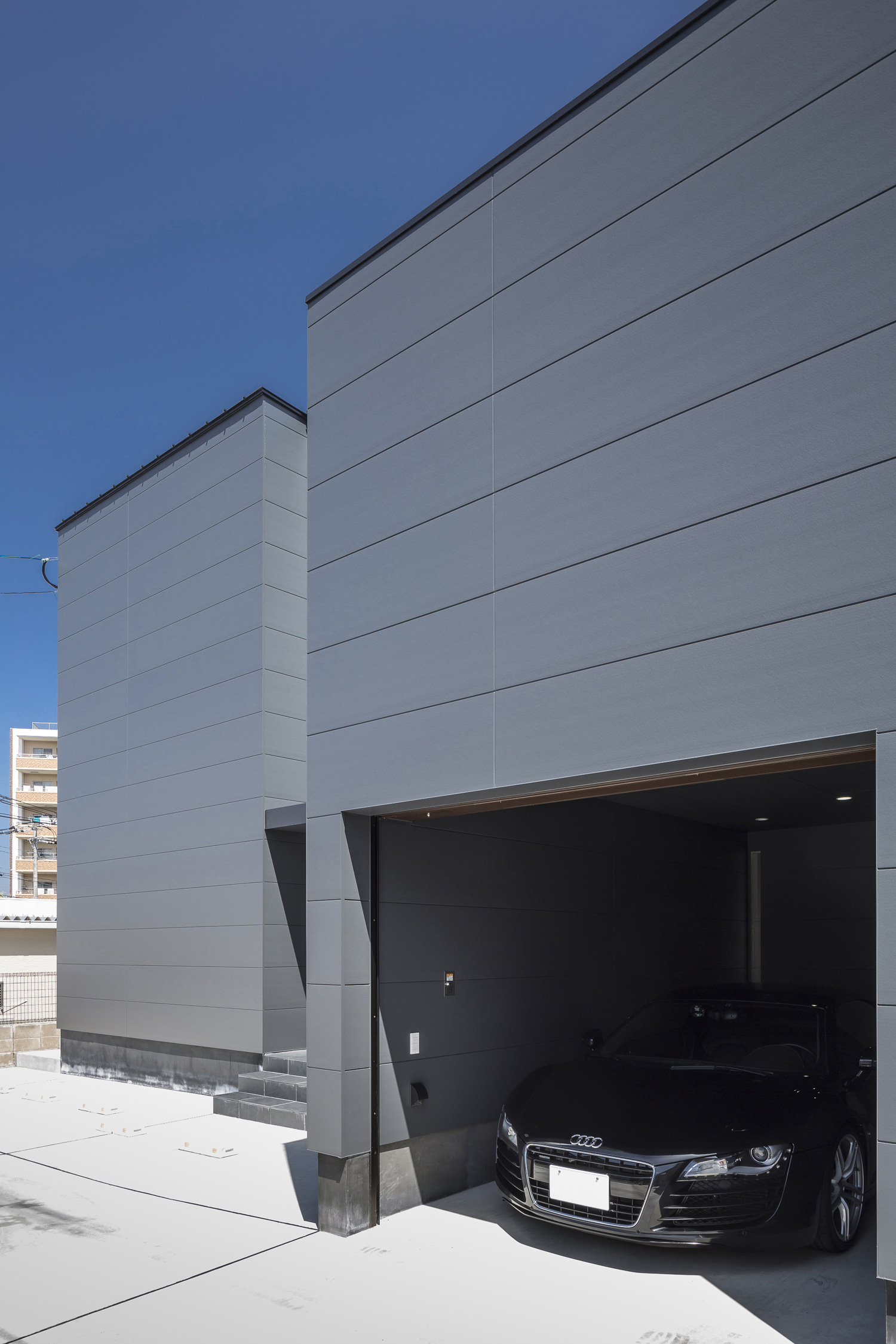 車が一台入るインナーガレージがある窓のない外観の家・デザイン住宅 注文住宅・デザイン住宅建築実例_『CASE587 Nero』_ガレージ