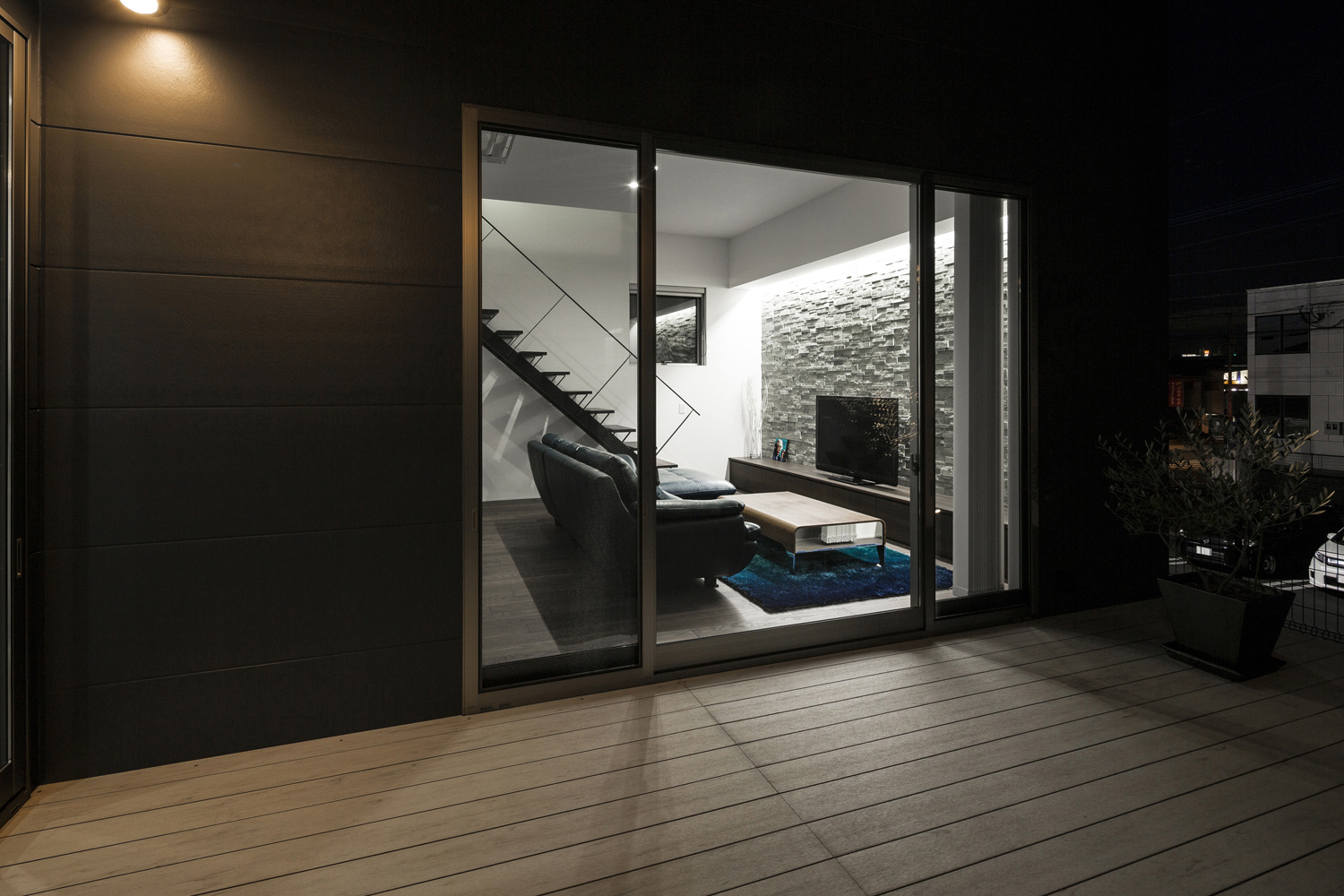 LDKとフラットに繋がるウッドデッキの中庭・デザイン住宅 注文住宅・デザイン住宅建築実例_『CASE587 Nero』_中庭