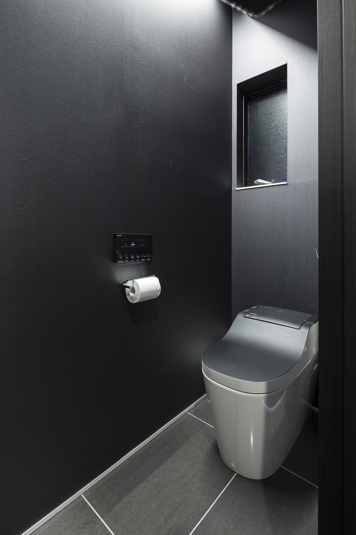 黒い壁でシルバーの便器のトイレ・デザイン住宅 注文住宅・デザイン住宅建築実例_『CASE587 Nero』_トイレ