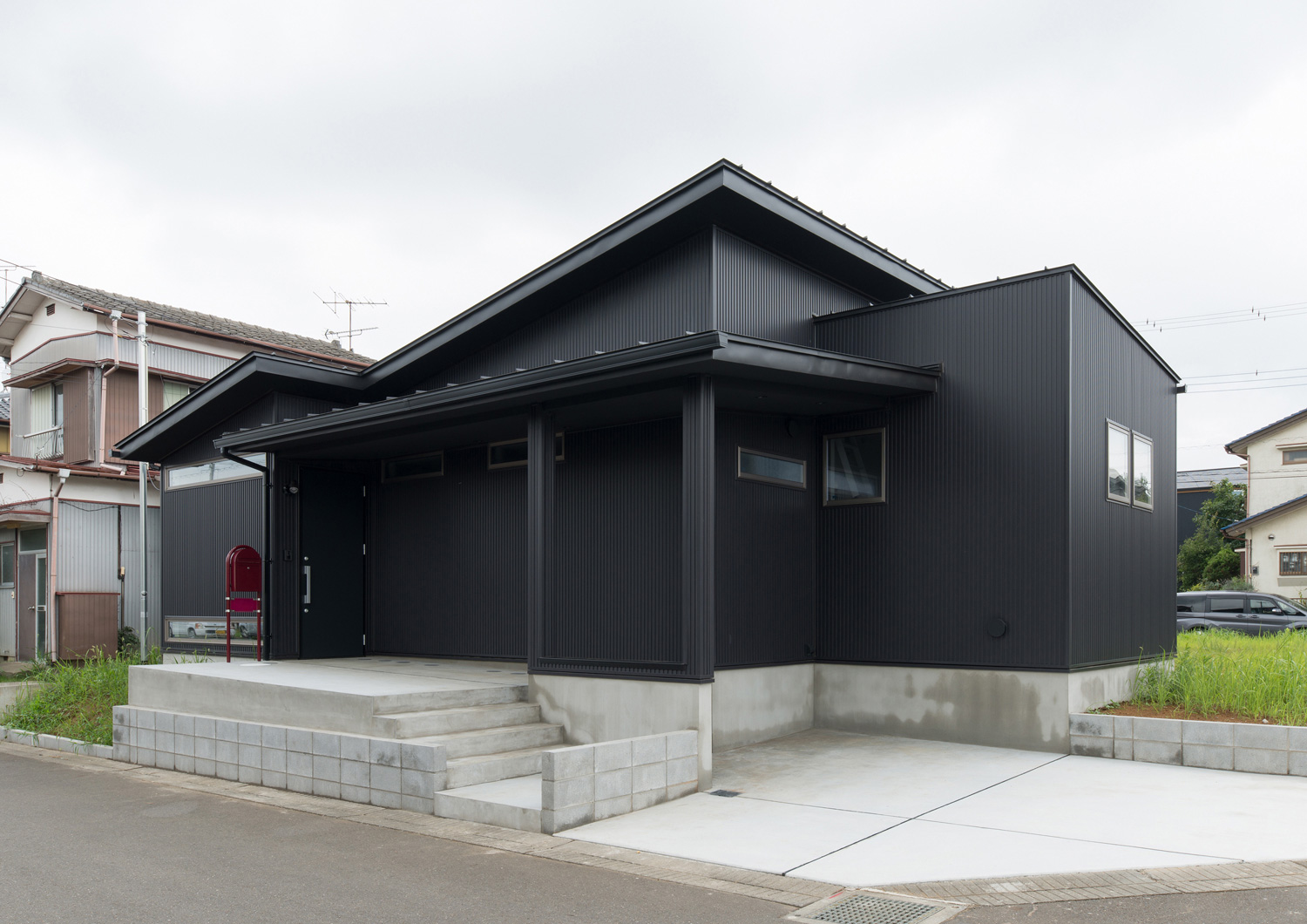 黒い外壁の平屋住宅を斜めから見た様子・デザイン住宅 注文住宅・デザイン住宅建築実例_『CASE588 涅の櫂』_外観