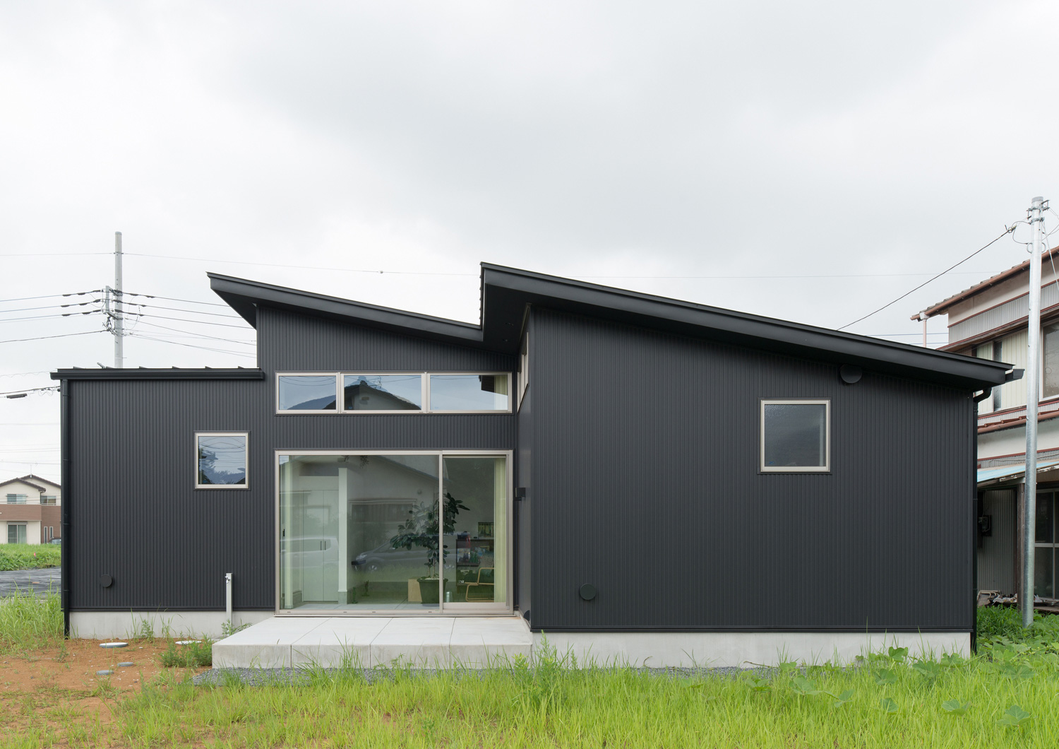 芝生の庭がある黒い外壁の平屋住宅・デザイン住宅 注文住宅・デザイン住宅建築実例_『CASE588 涅の櫂』_外観
