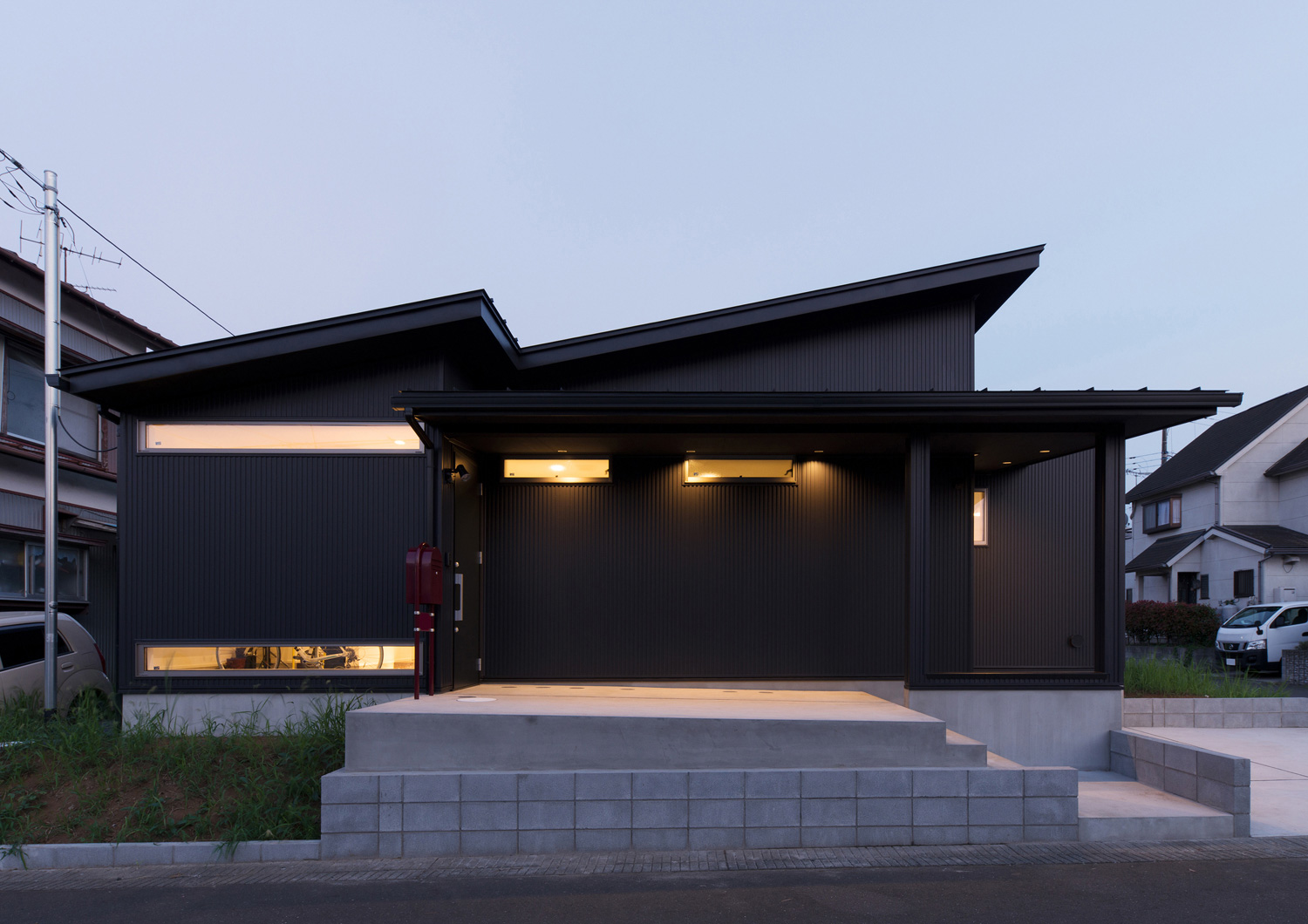 コンクリートの階段アプローチがあるスリット窓を設けた平屋住宅・デザイン住宅 注文住宅・デザイン住宅建築実例_『CASE588 涅の櫂』_外観