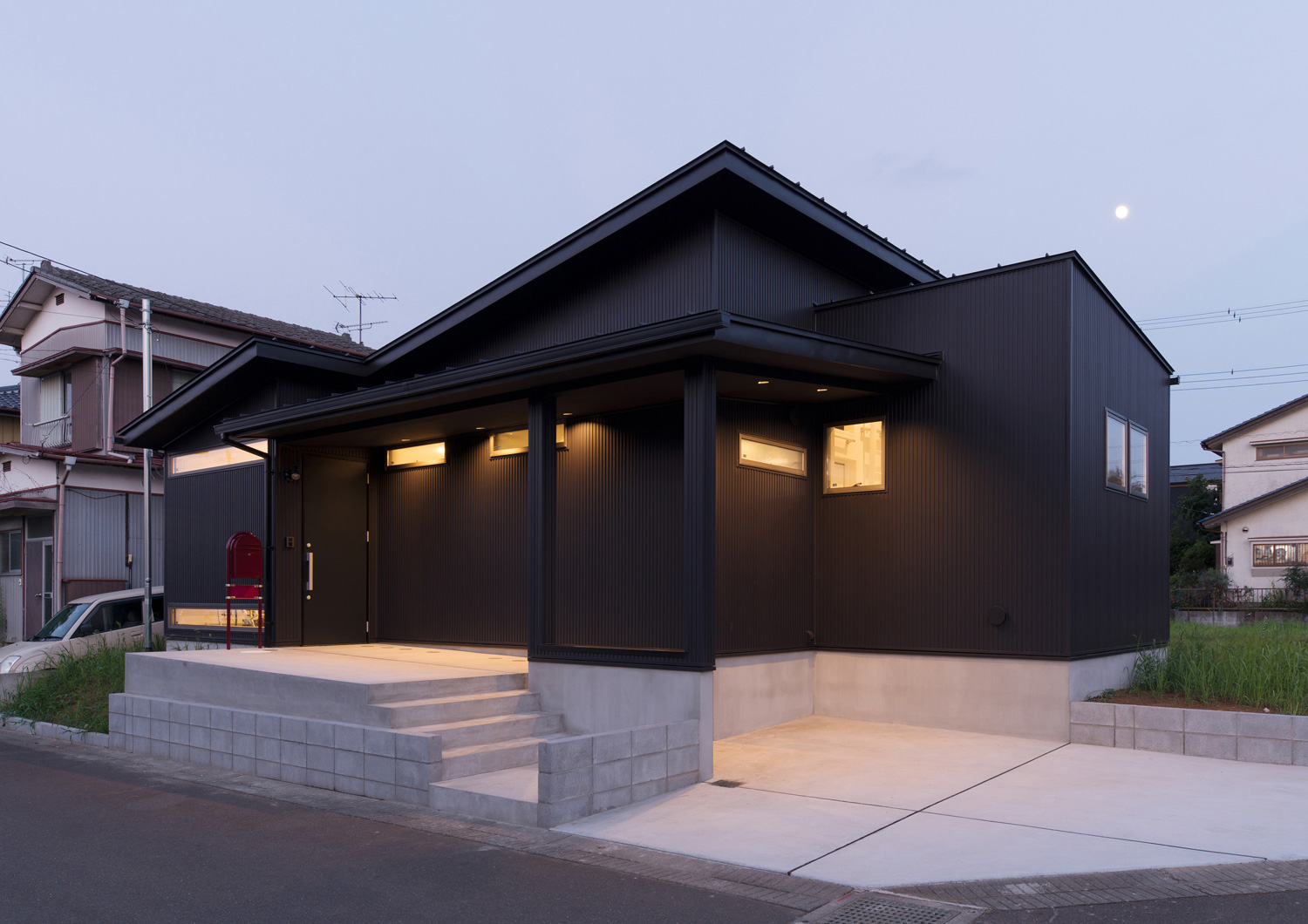 駐車スペースがある角地に建つ平屋住宅・デザイン住宅 注文住宅・デザイン住宅建築実例_『CASE588 涅の櫂』_外観