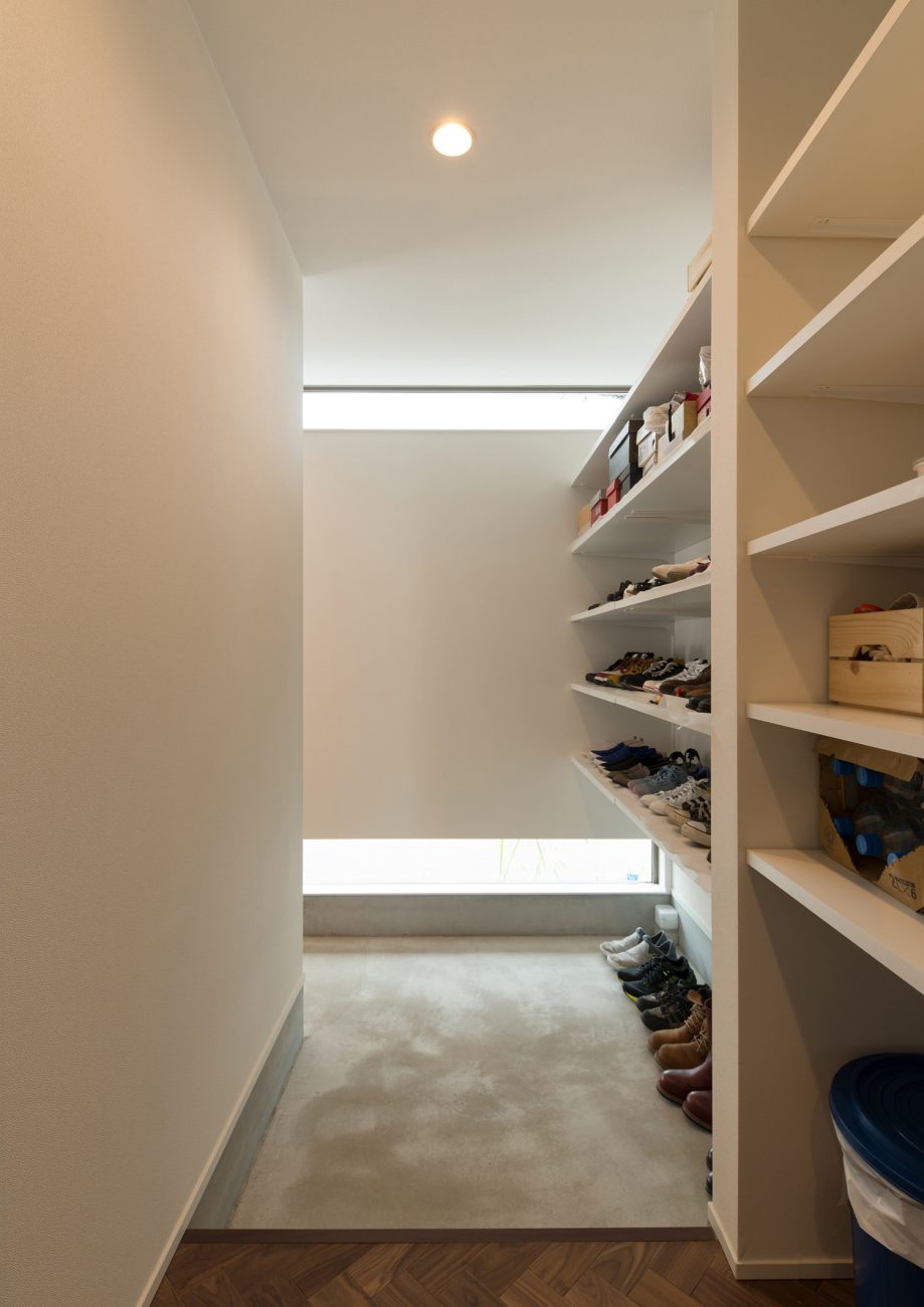 室内と繋がる壁付け棚のあるシューズインクローゼット・デザイン住宅 注文住宅・デザイン住宅建築実例_『CASE588 涅の櫂』_玄関