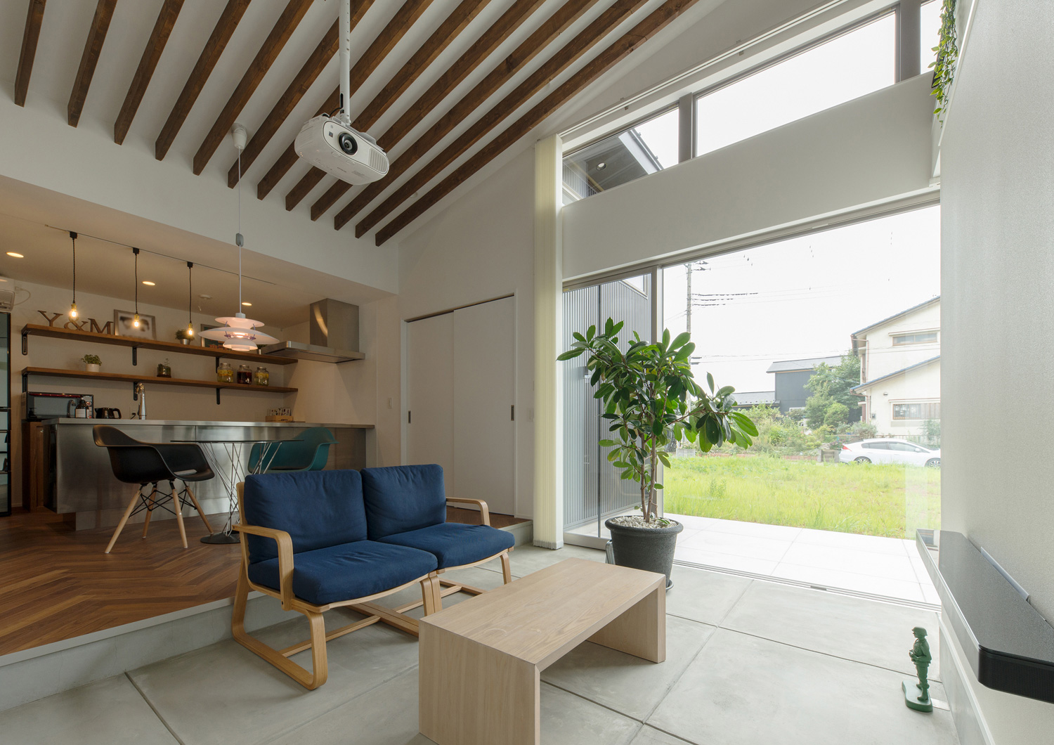 テラスに面した大きな窓がある梁見せ天井のLDK・デザイン住宅 注文住宅・デザイン住宅建築実例_『CASE588 涅の櫂』_LDK