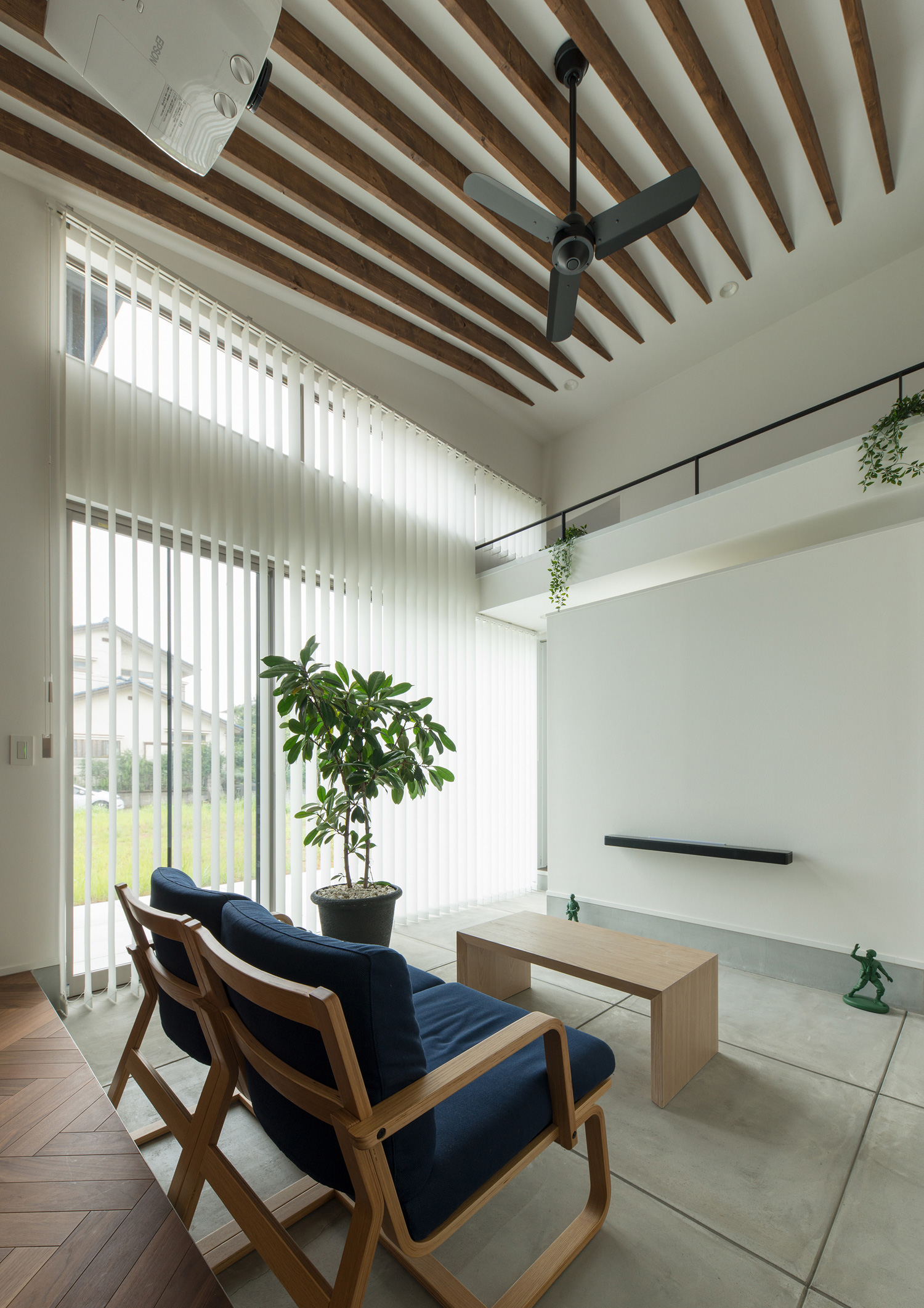 高天井からブラインドを下した土間のリビング・デザイン住宅 注文住宅・デザイン住宅建築実例_『CASE588 涅の櫂』_LDK