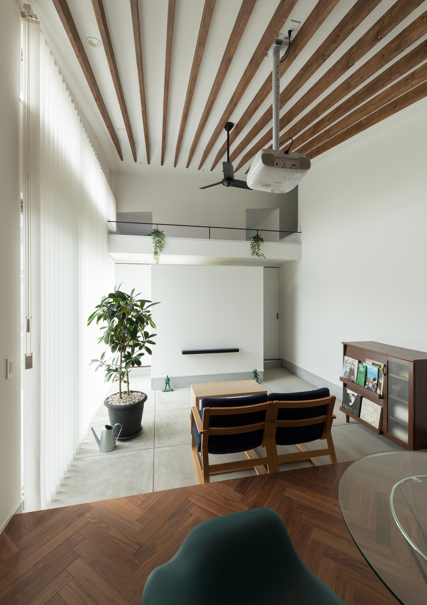 ヘリンボーン柄の床のダイニングと土間のリビングがある梁見せ天井のLDK・デザイン住宅 注文住宅・デザイン住宅建築実例_『CASE588 涅の櫂』_LDK