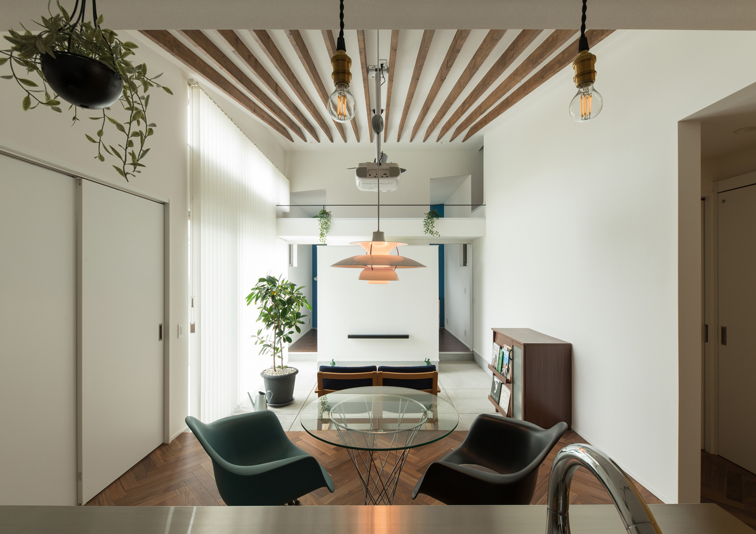 ガラステーブルのあるヘリンボーン床のダイニングと土間のリビングがあるLDK・デザイン住宅 注文住宅・デザイン住宅建築実例_『CASE588 涅の櫂』_LDK