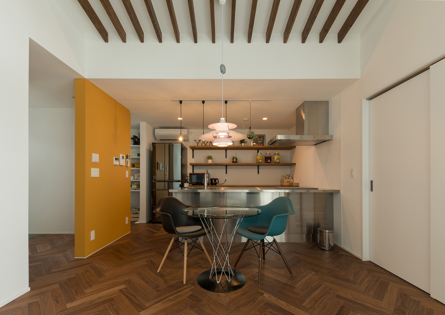 ステンレスのカウンターキッチンがあるヘリンボーン柄の床のダイニング・デザイン住宅 注文住宅・デザイン住宅建築実例_『CASE588 涅の櫂』_LDK