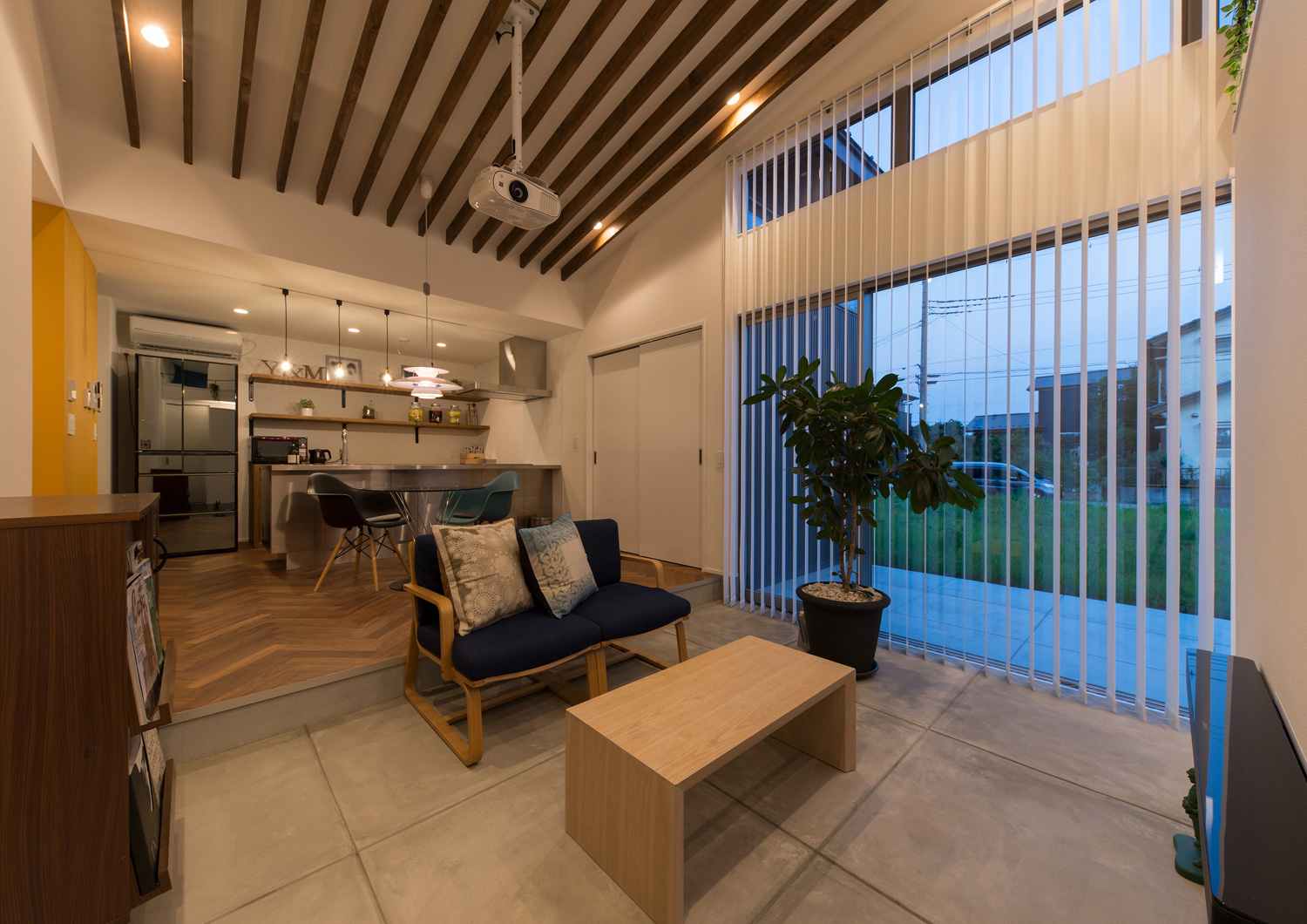 梁見せ天井にダウンライトを取り付けた土間のダウンリビングのあるLDK・デザイン住宅 注文住宅・デザイン住宅建築実例_『CASE588 涅の櫂』_LDK