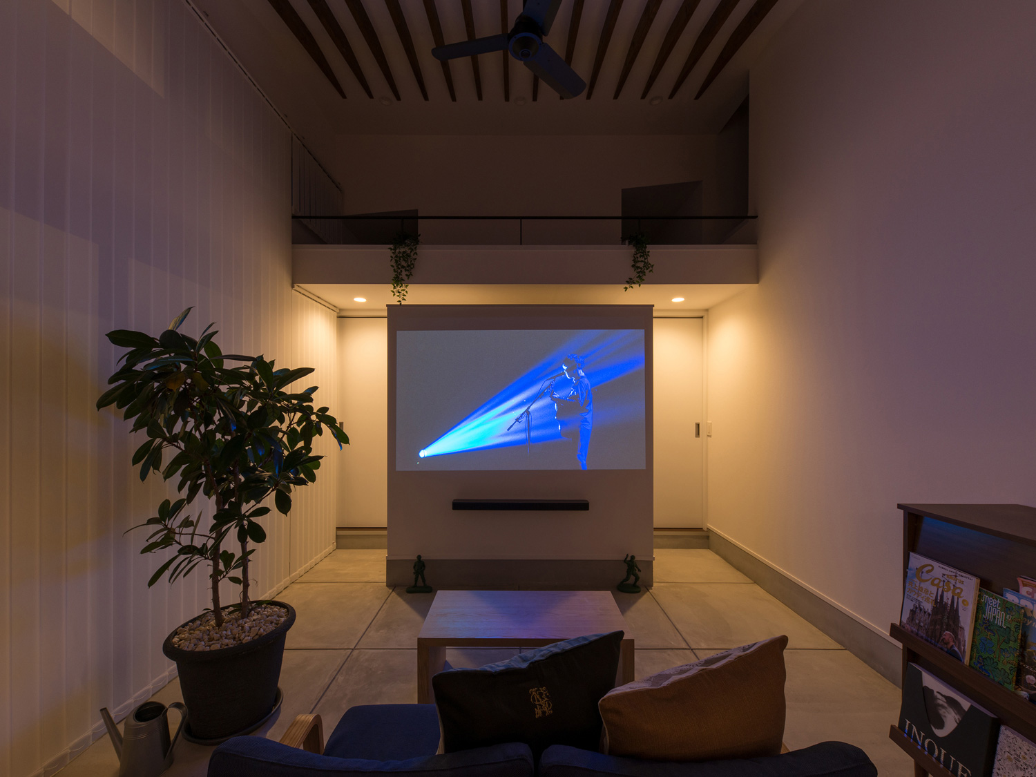 白い壁がスクリーン代わりになったホームシアターとなるLDK・デザイン住宅 注文住宅・デザイン住宅建築実例_『CASE588 涅の櫂』_LDK