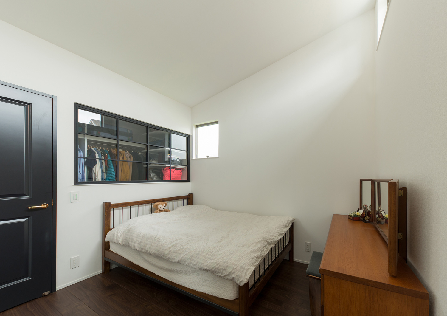 ウォークインクローゼット付きでデスクを置いた寝室・デザイン住宅 注文住宅・デザイン住宅建築実例_『CASE588 涅の櫂』_寝室