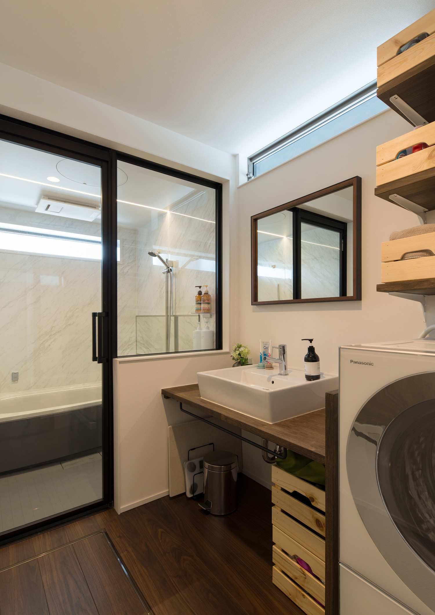 浴室とガラス扉や室内窓で仕切られた洗面所・デザイン住宅 注文住宅・デザイン住宅建築実例_『CASE588 涅の櫂』_浴室・洗面所
