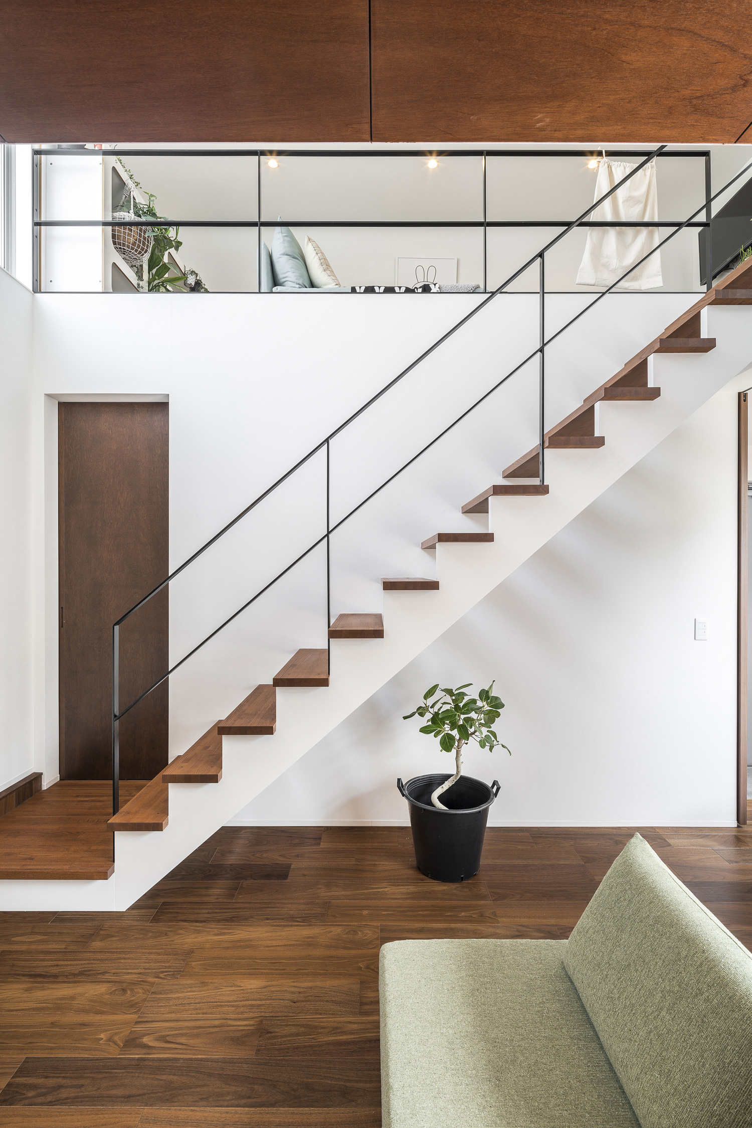 アイアンの手すりが取り付けられた木製のリビングイン階段・デザイン住宅 注文住宅・デザイン住宅建築実例_『CASE589 pinwheel』_階段