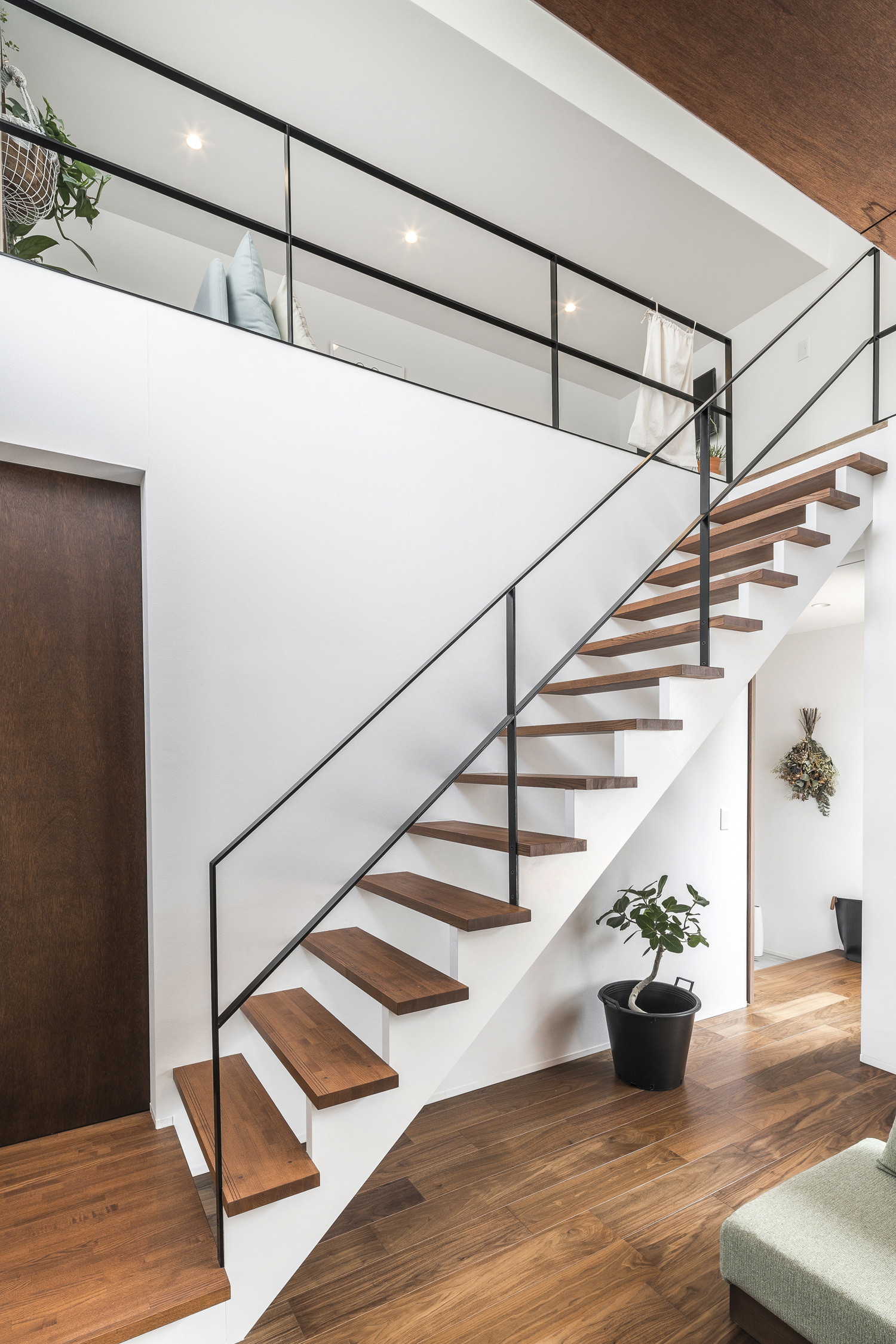 吹き抜け部分にあるスケルトンのリビングイン階段・デザイン住宅 注文住宅・デザイン住宅建築実例_『CASE589 pinwheel』_階段