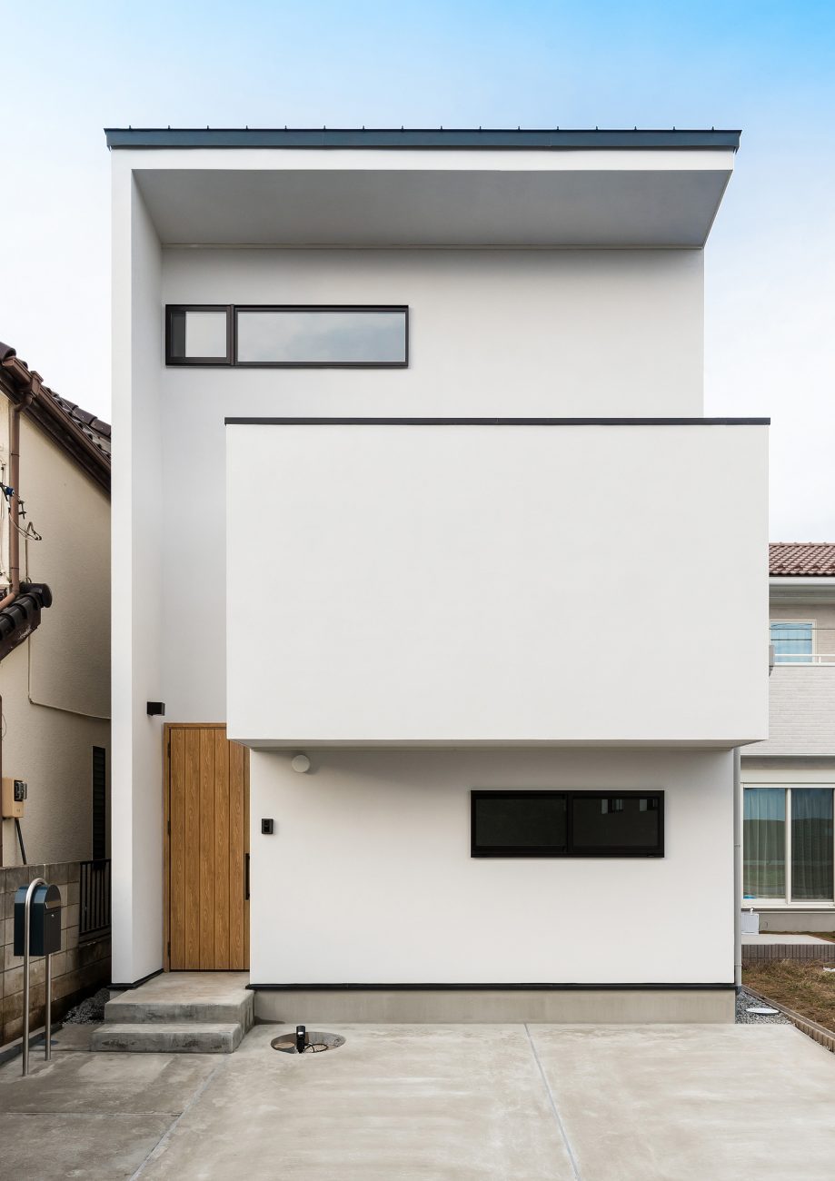 バルコニーや木の玄関扉がある白い外壁の家・デザイン住宅 注文住宅・デザイン住宅建築実例_『CASE590 つなぐ家』_外観