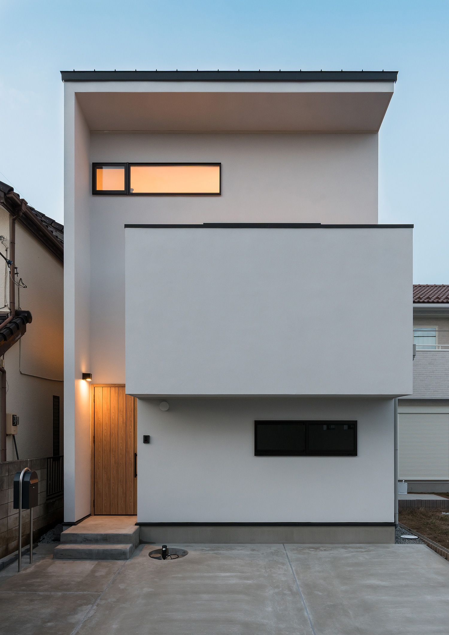 家の前にコンクリートの駐車スペースがある白い外壁の家・デザイン住宅 注文住宅・デザイン住宅建築実例_『CASE590 つなぐ家』_外観