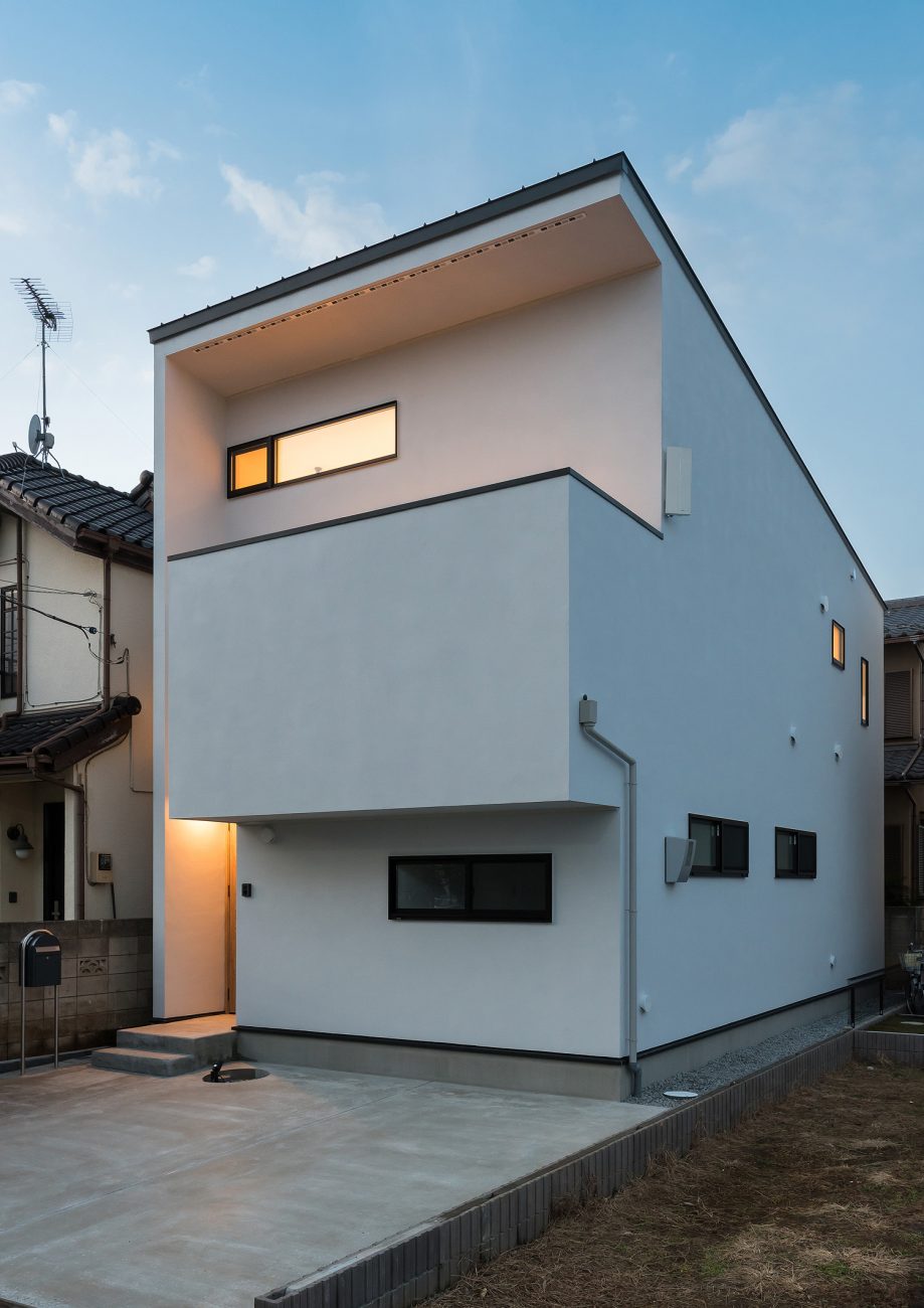 バルコニー付きの白い外壁の家を斜めから見た様子・デザイン住宅 注文住宅・デザイン住宅建築実例_『CASE590 つなぐ家』_外観