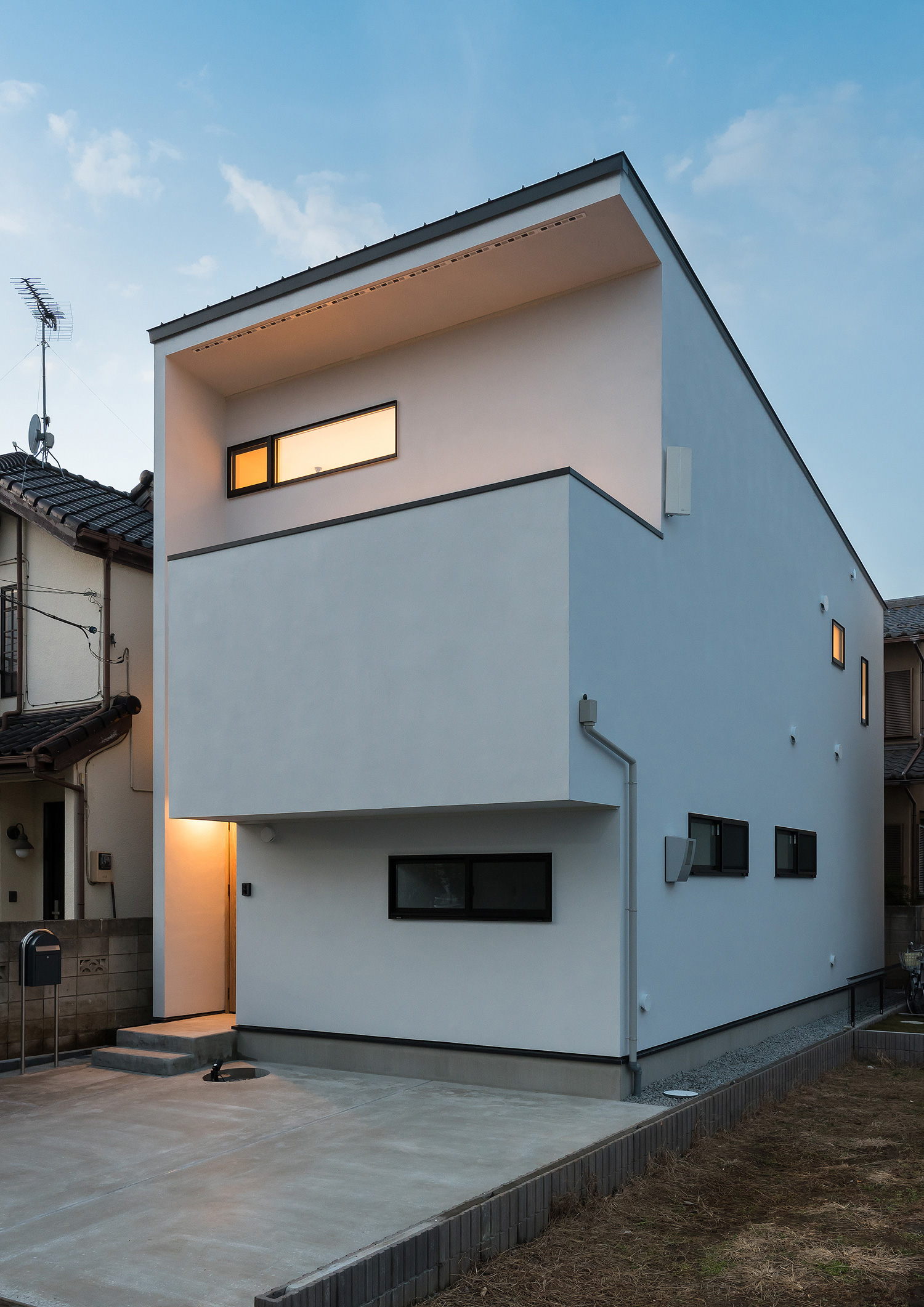 バルコニー付きの白い外壁の家を斜めから見た様子・デザイン住宅 注文住宅・デザイン住宅建築実例_『CASE590 つなぐ家』_外観