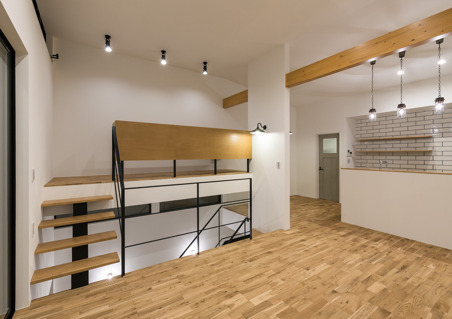 ペンダントライトに照らされるスキップフロアのLDK・デザイン住宅 注文住宅・デザイン住宅建築実例_『CASE590 つなぐ家』_LDK