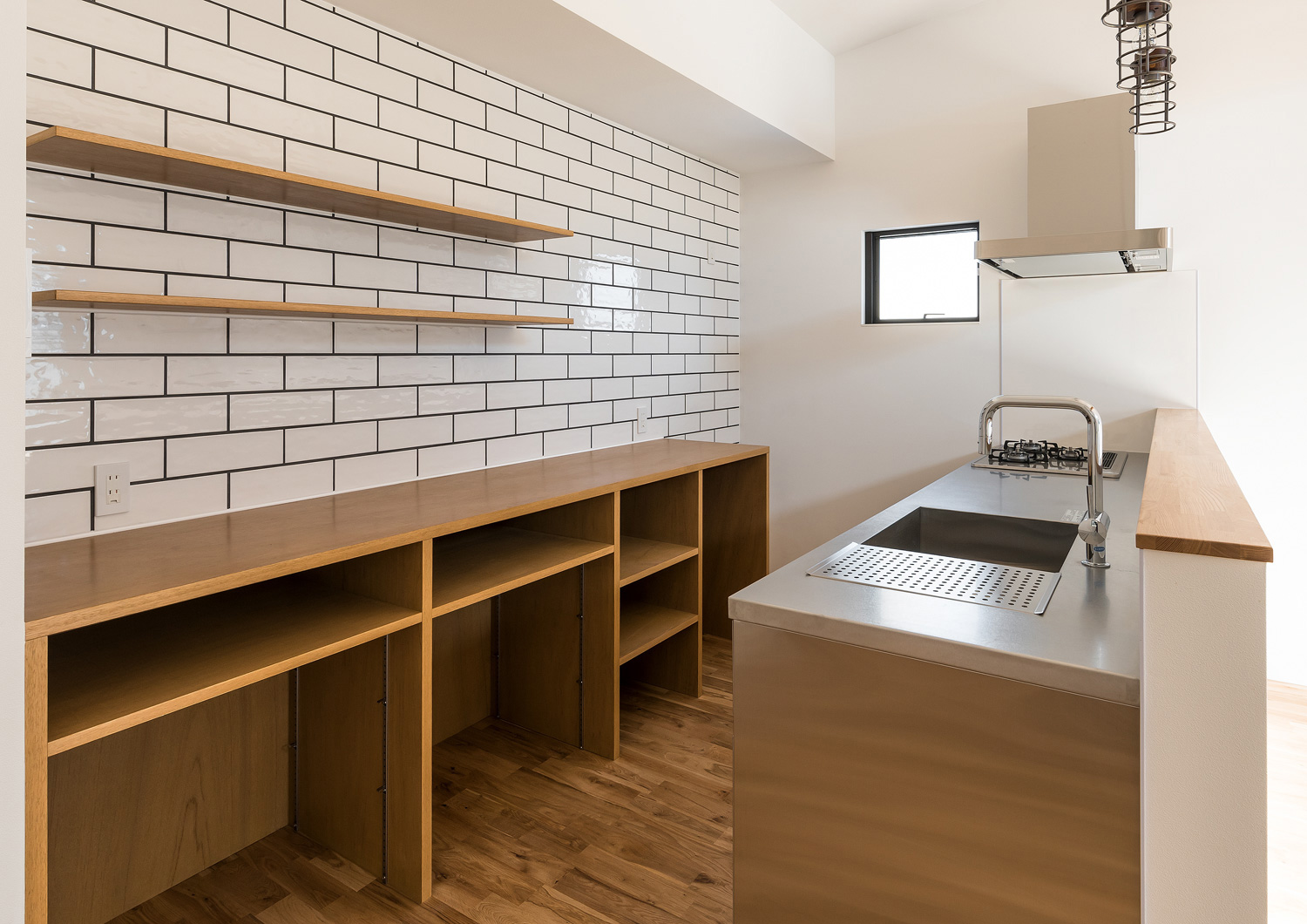 カップボードの壁がタイル貼りになった腰壁付きのキッチン 注文住宅・デザイン住宅建築実例_『CASE590 つなぐ家』_キッチン