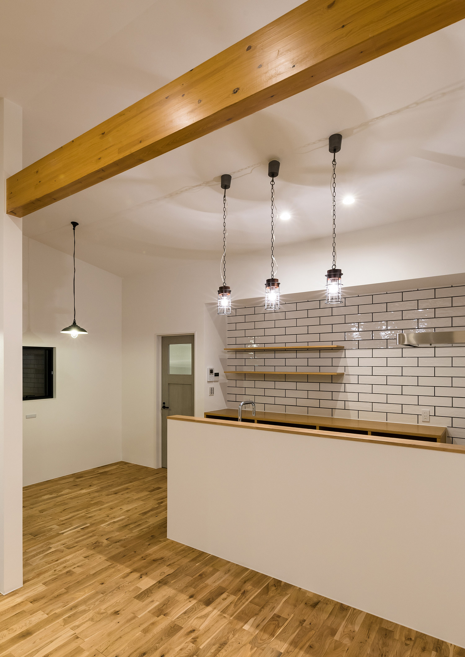 ペンダントライトが取り付けられた腰壁付きのキッチン・デザイン住宅 注文住宅・デザイン住宅建築実例_『CASE590 つなぐ家』_キッチン