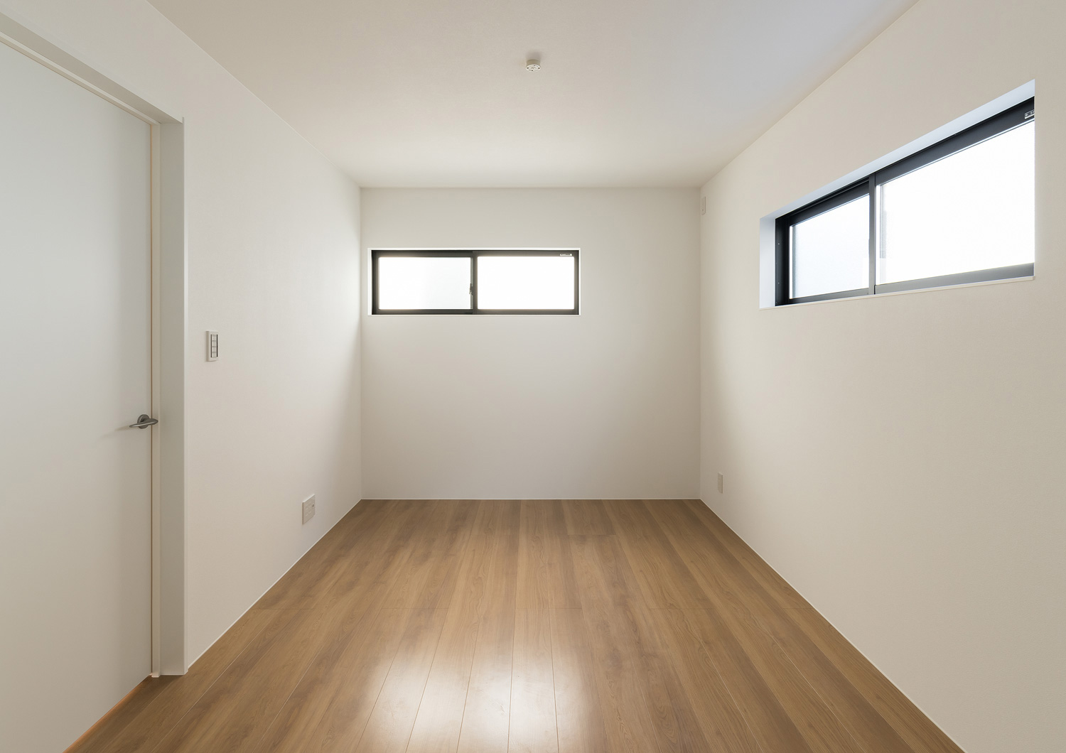 スリット窓があるフローリングの寝室・デザイン住宅 注文住宅・デザイン住宅建築実例_『CASE590 つなぐ家』_寝室