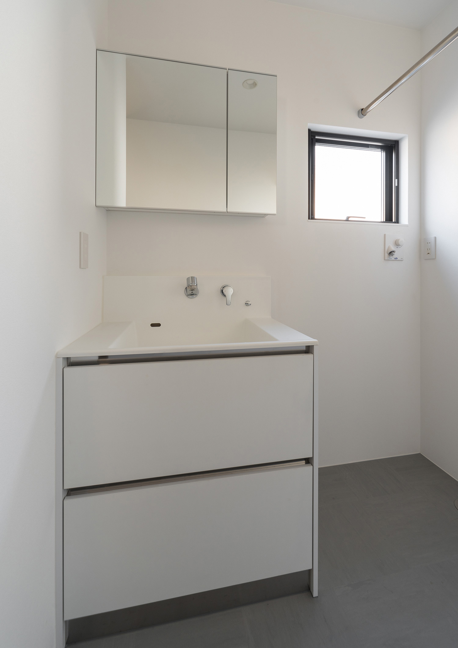 白い造作洗面台があるミラーキャビネット付きの洗面所・デザイン住宅 注文住宅・デザイン住宅建築実例_『CASE590 つなぐ家』_浴室・洗面所