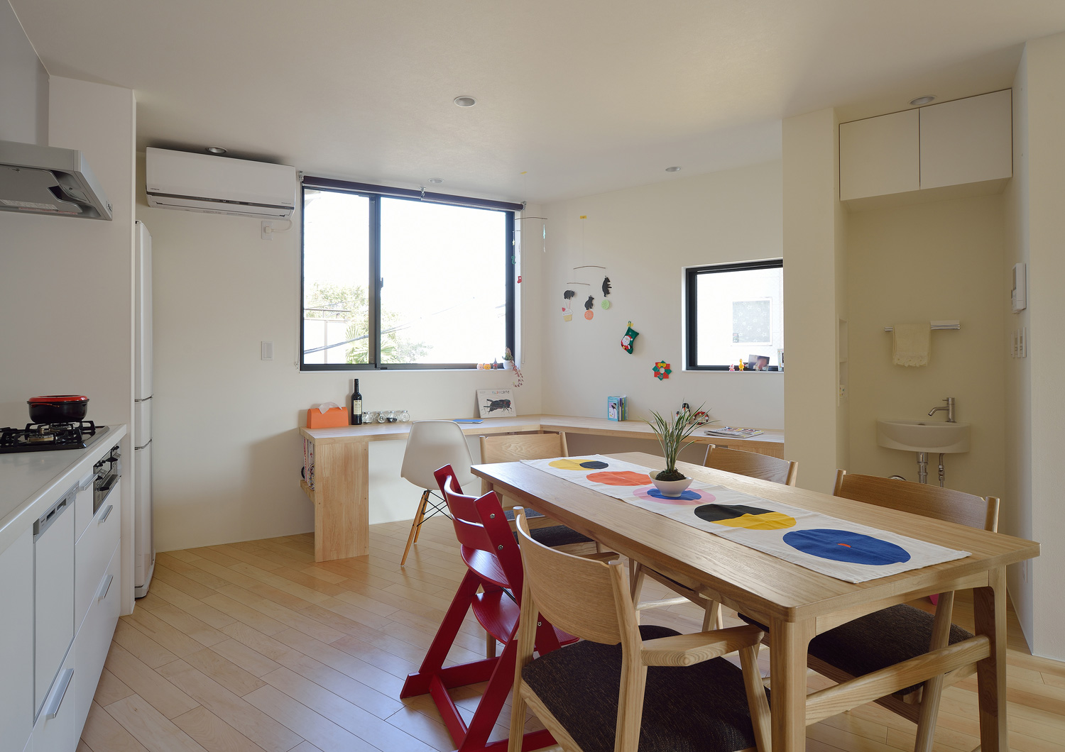 壁付けデスクや手洗いカウンターがあるLDK・デザイン住宅 注文住宅・デザイン住宅建築実例_『CASE592 五角形の家』_LDK