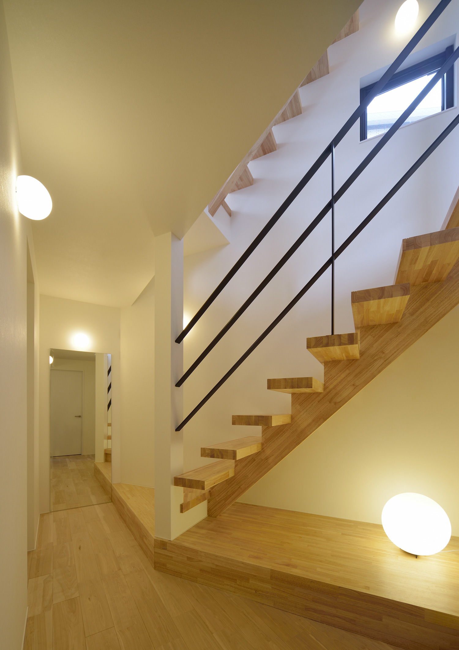 階段下のスペースに丸い間接照明を置いた木製のスケルトン階段・デザイン住宅 注文住宅・デザイン住宅建築実例_『CASE592 五角形の家』_階段