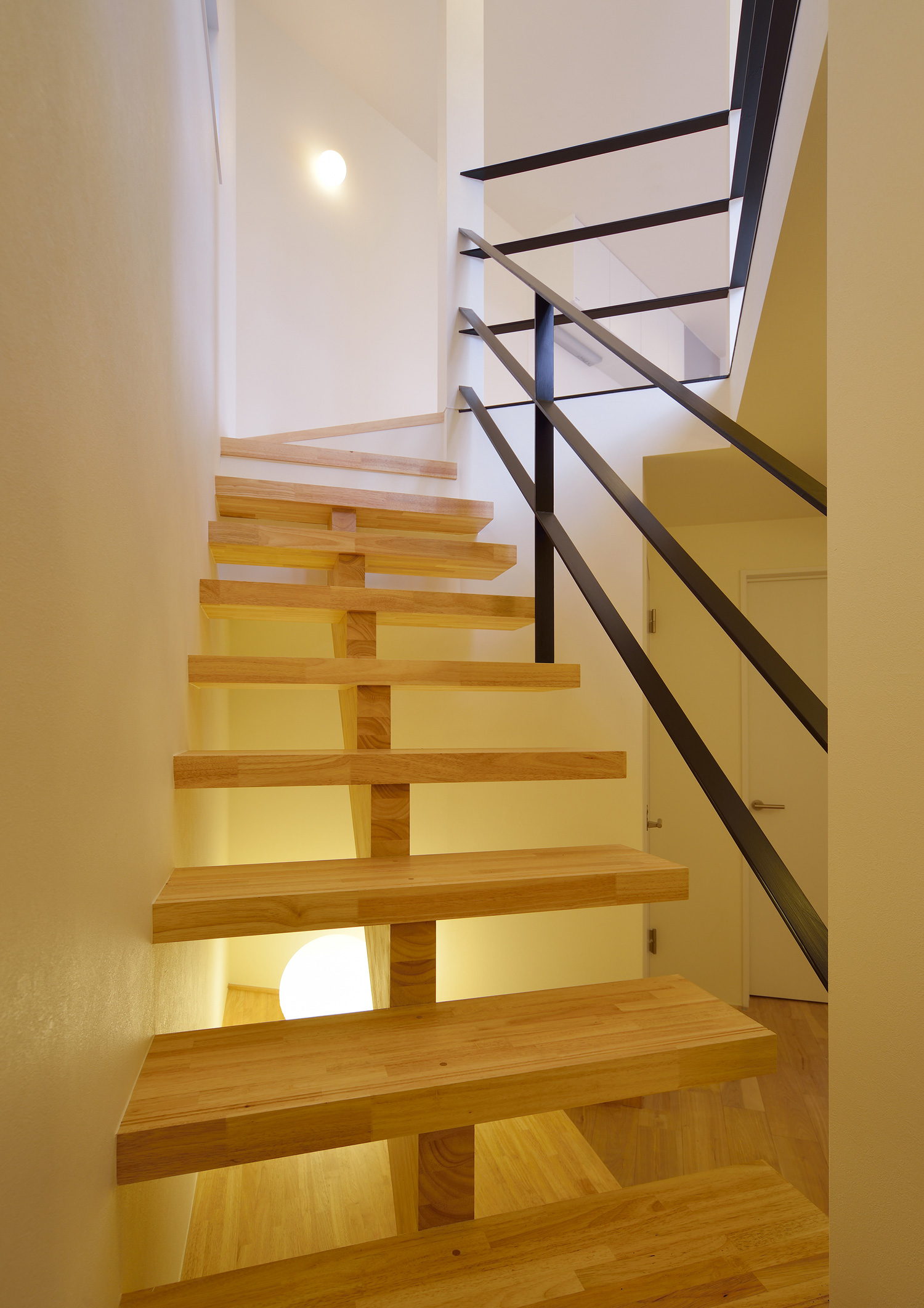 黒いアイアンの手すりがついた木製のスケルトン階段・デザイン住宅 注文住宅・デザイン住宅建築実例_『CASE592 五角形の家』_階段