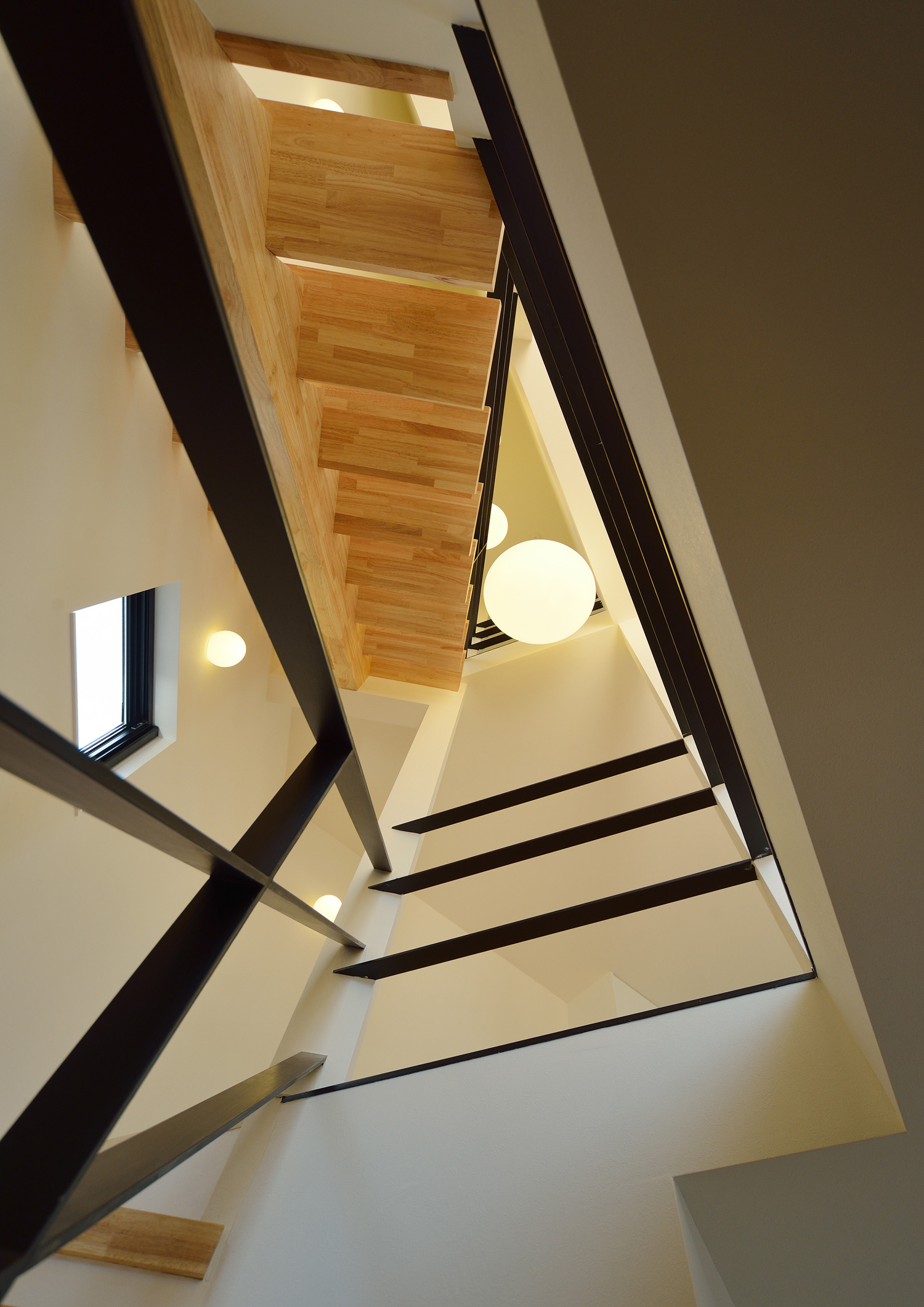 螺旋階段のようになった吹き抜けの階段室・デザイン住宅 注文住宅・デザイン住宅建築実例_『CASE592 五角形の家』_階段