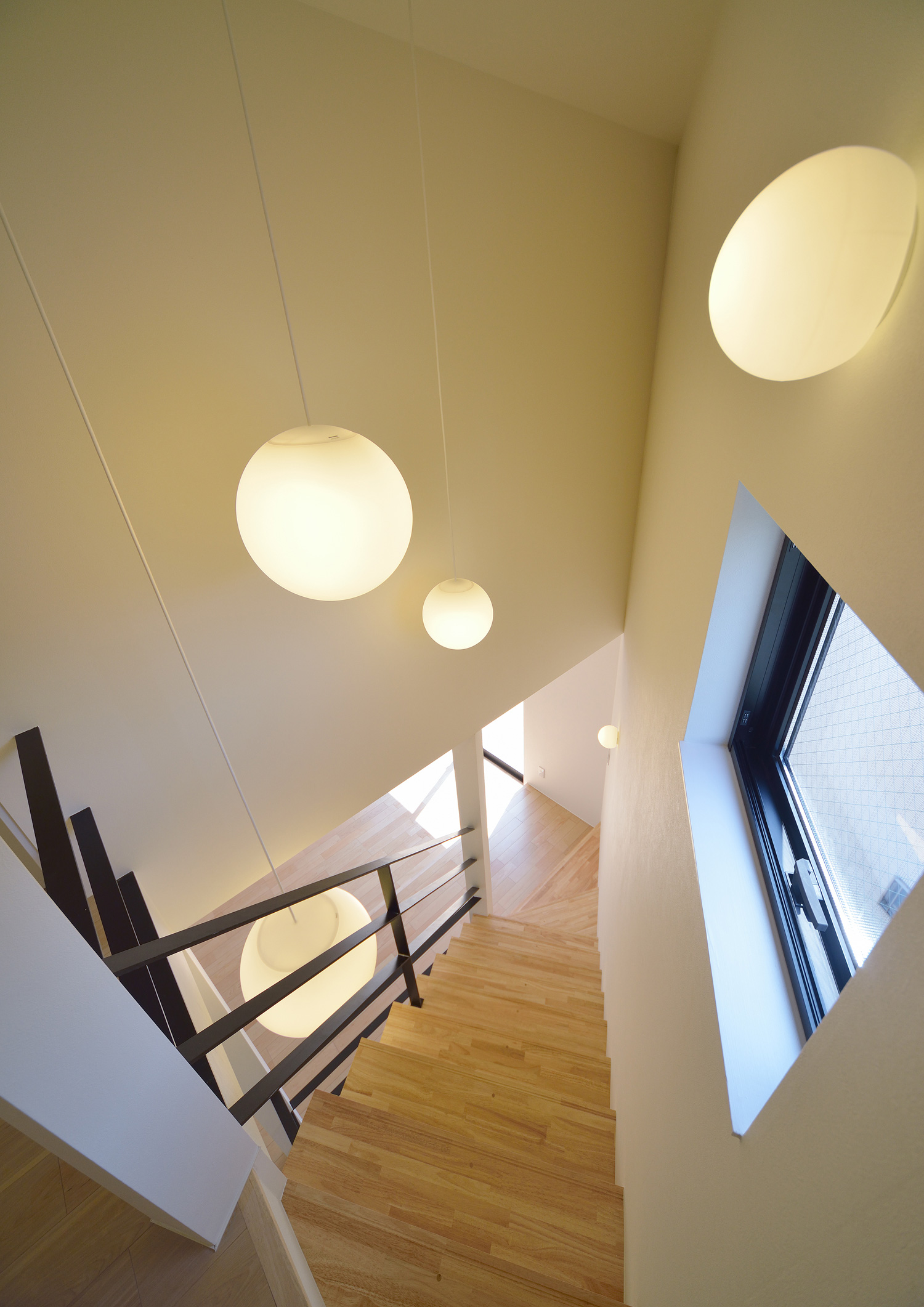 丸い照明で統一された階段室・デザイン住宅 注文住宅・デザイン住宅建築実例_『CASE592 五角形の家』_階段