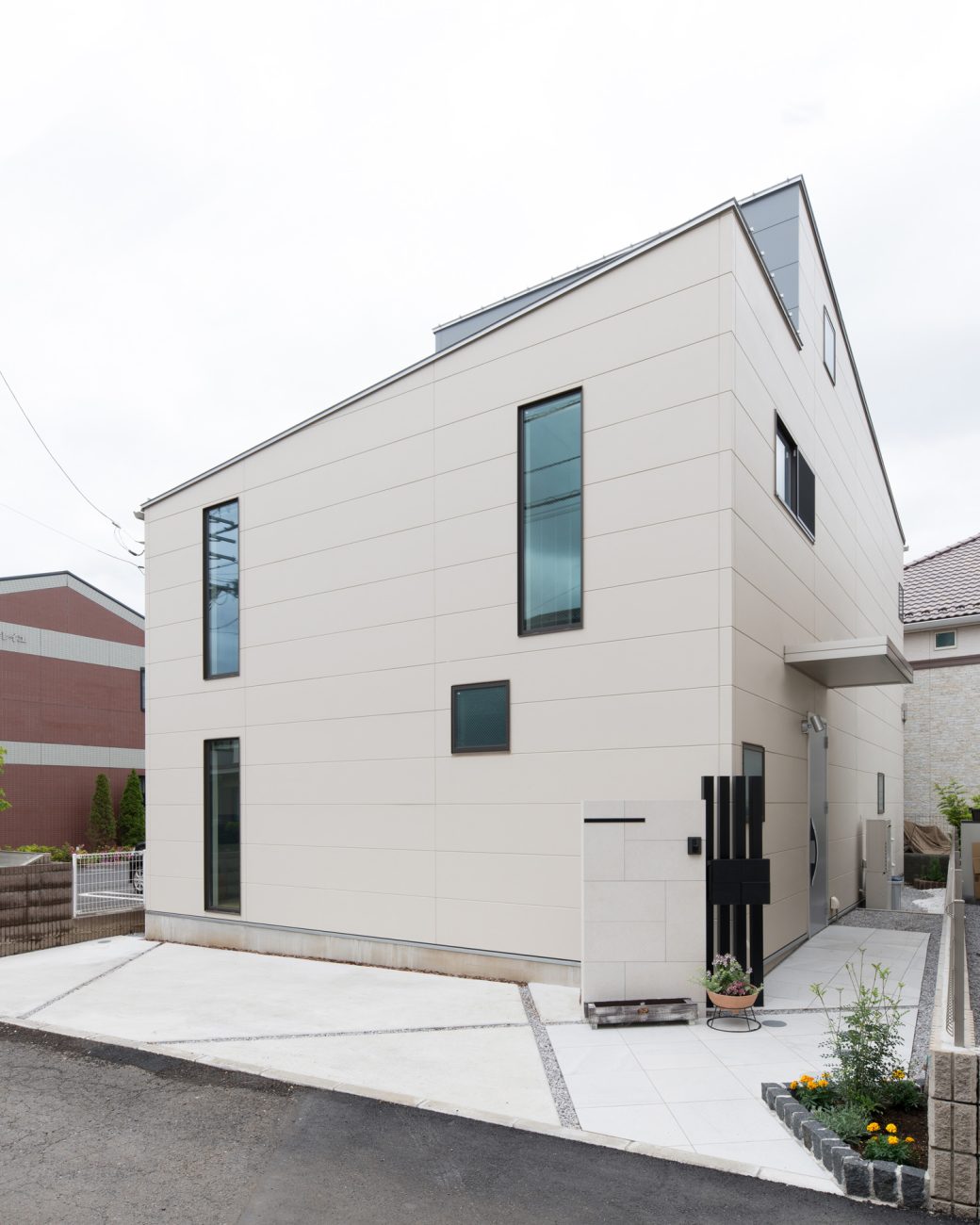 縦長のスリット窓がある白い外壁の家・デザイン住宅 注文住宅・デザイン住宅建築実例_『CASE595 あかりを織る家』_外観