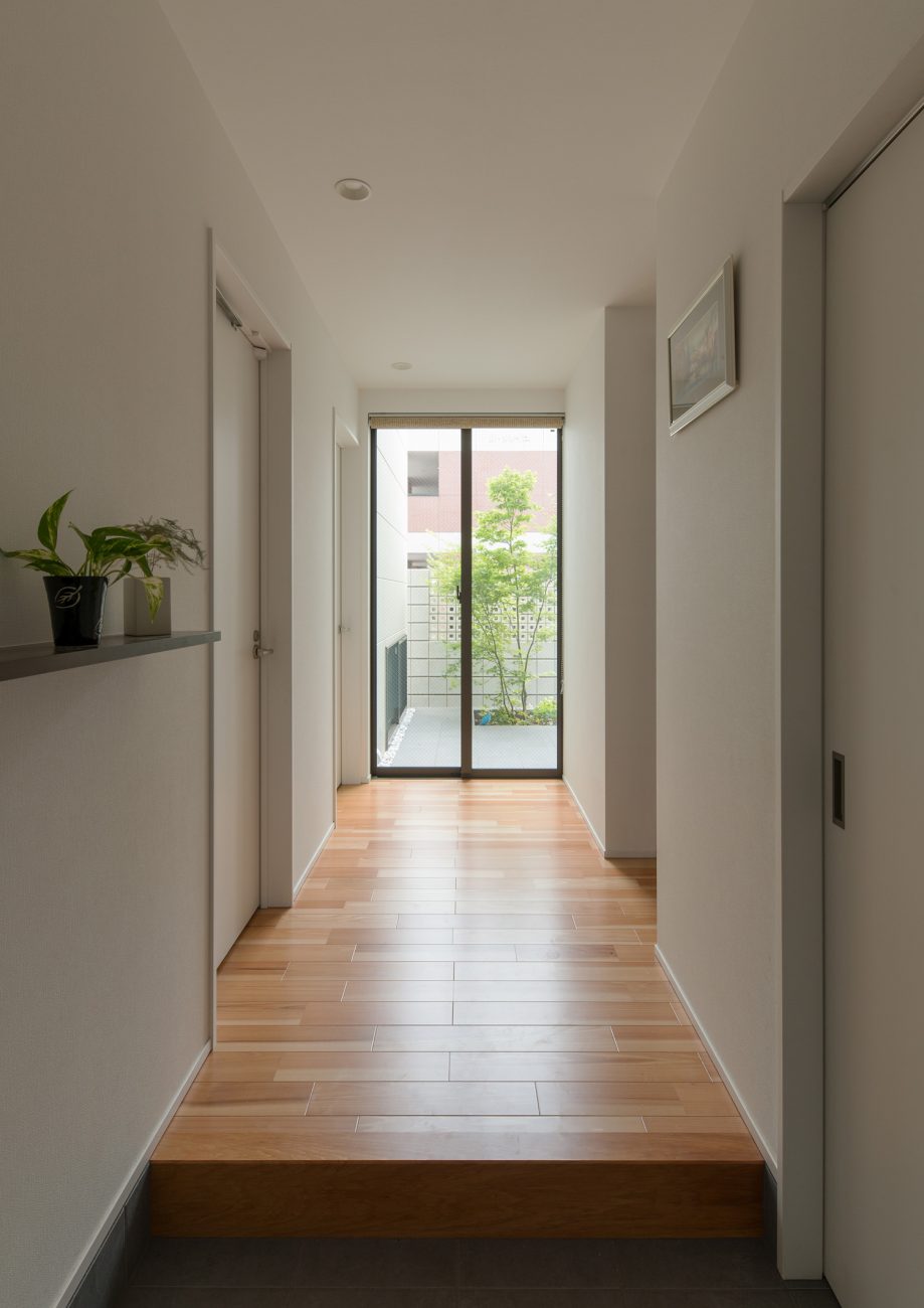 正面に中庭が見える窓がある玄関・デザイン住宅 注文住宅・デザイン住宅建築実例_『CASE595 あかりを織る家』_玄関