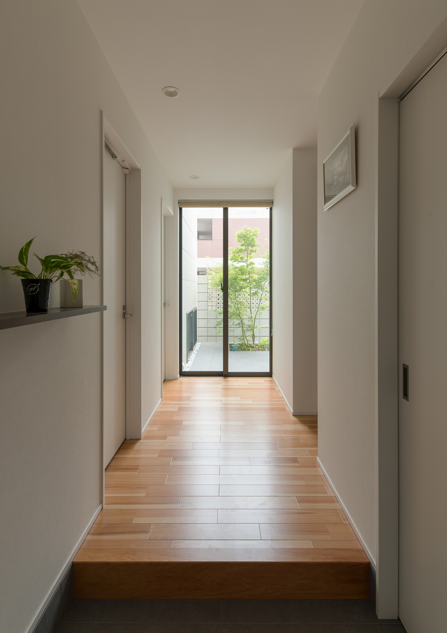 正面に中庭が見える窓がある玄関・デザイン住宅 注文住宅・デザイン住宅建築実例_『CASE595 あかりを織る家』_玄関