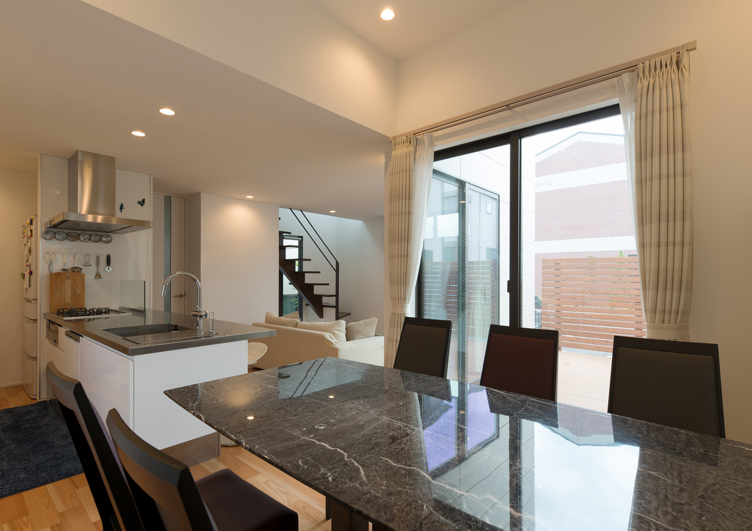 テラスを囲むように窓が取り付けられたLDK・デザイン住宅 注文住宅・デザイン住宅建築実例_『CASE595 あかりを織る家』_LDK