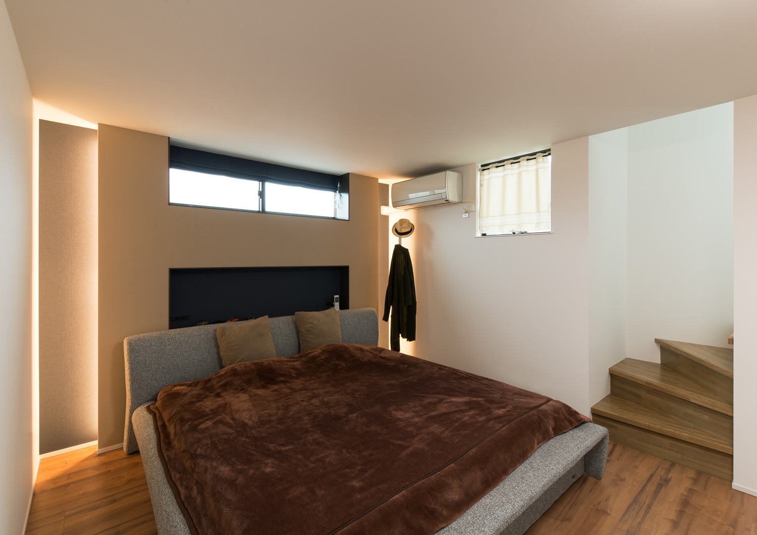 部屋の中に階段がある寝室・デザイン住宅 注文住宅・デザイン住宅建築実例_『CASE595 あかりを織る家』_寝室