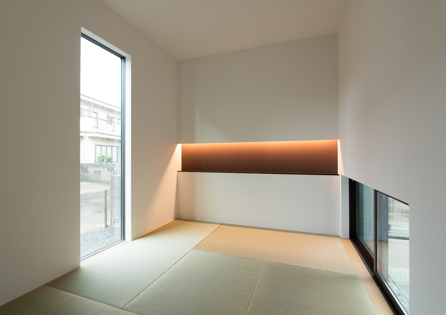 中庭に面した地窓がある琉球畳の和室・デザイン住宅 注文住宅・デザイン住宅建築実例_『CASE595 あかりを織る家』_和室