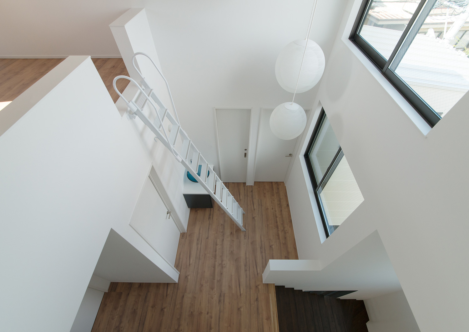 白いはしごが掛けられたロフト・デザイン住宅 注文住宅・デザイン住宅建築実例_『CASE595 あかりを織る家』_フリースペース