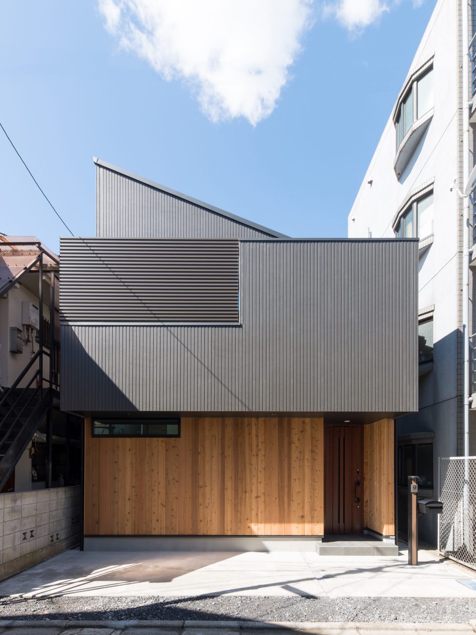 デザイン住宅建築実例_外観・注文住宅『CASE596 【edge】』の建築実例・施⼯例の写真・建物外観全体 注文住宅・デザイン住宅建築実例_『CASE596 【edge】』_外観