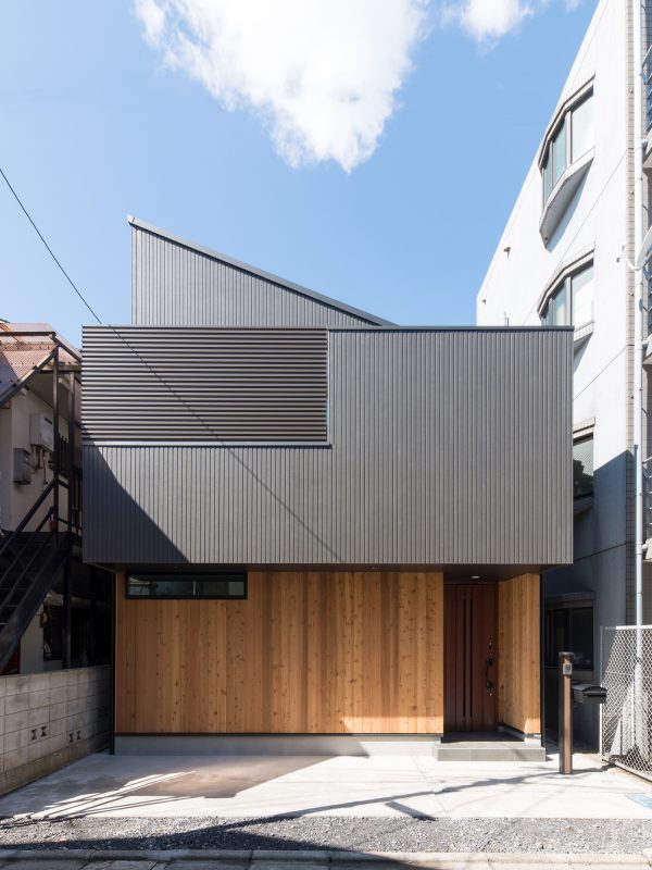 色と素材を上手に組み合わせた外観