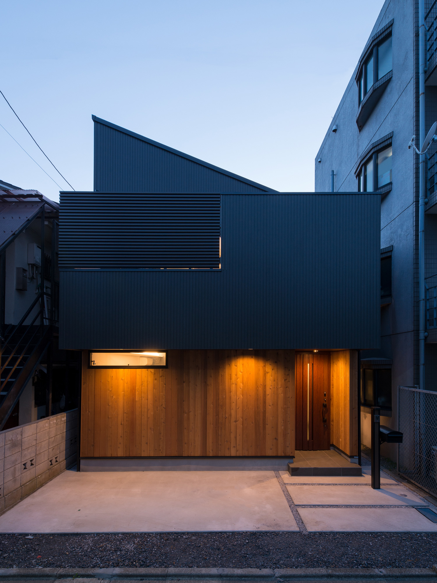 軒天井の照明で木目の壁紙が照らされる家・デザイン住宅 注文住宅・デザイン住宅建築実例_『CASE596 【edge】』_外観