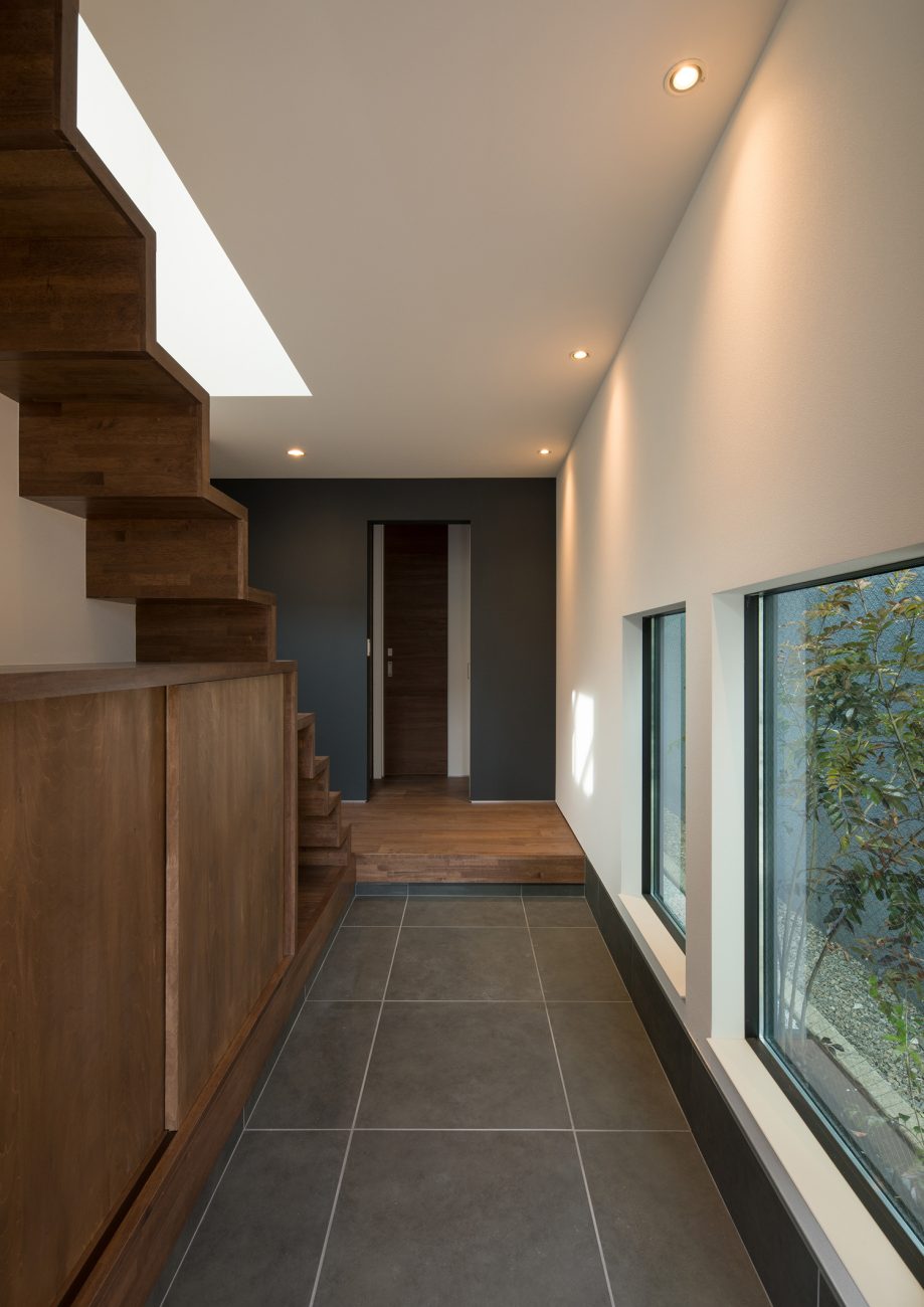 タイル貼りの玄関に窓がある様子・デザイン住宅 注文住宅・デザイン住宅建築実例_『CASE596 【edge】』_玄関