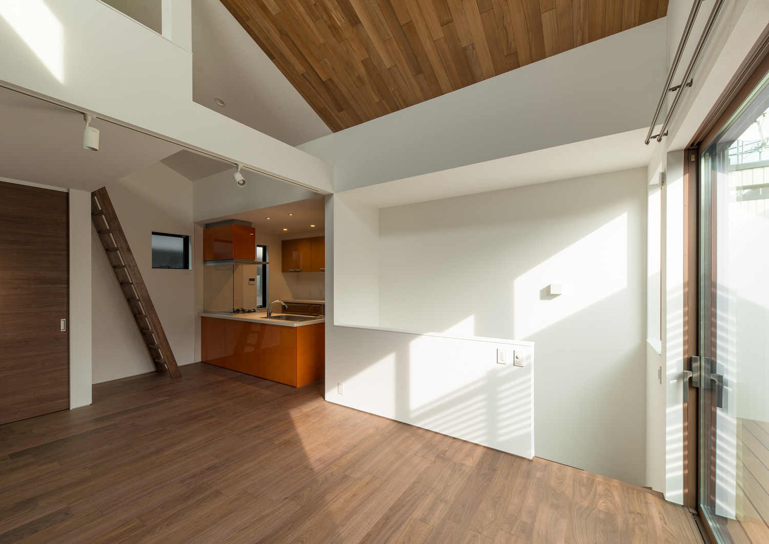 木目の高天井となったフローリングのLDK・デザイン住宅 注文住宅・デザイン住宅建築実例_『CASE596 【edge】』_LDK