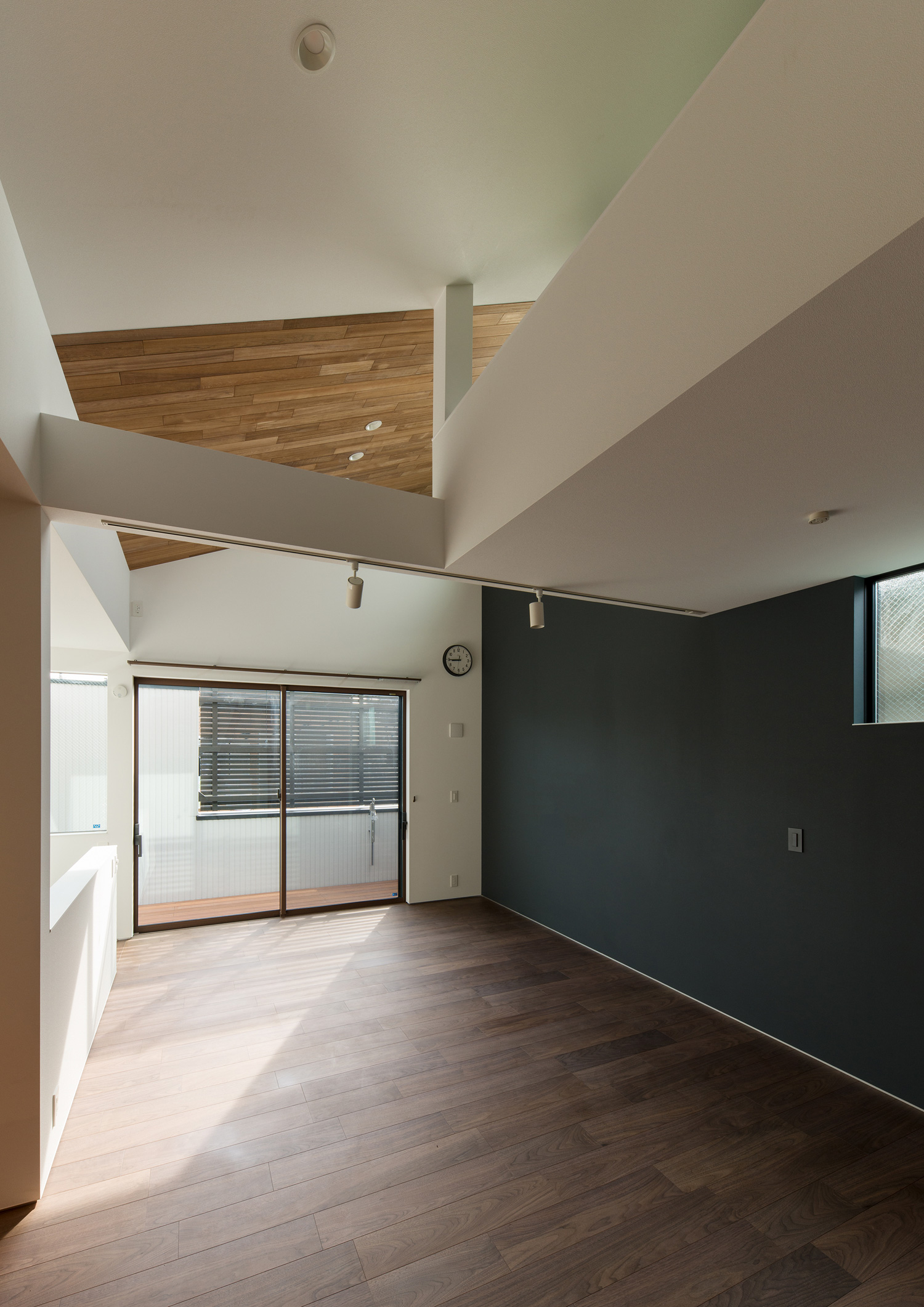 ネイビーのアクセントクロスがあるウッドデッキのバルコニーに面したLDK・デザイン住宅 注文住宅・デザイン住宅建築実例_『CASE596 【edge】』_LDK