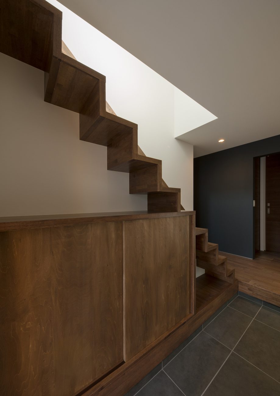 階段下のスペースに収納ボックスを置いた玄関・デザイン住宅 注文住宅・デザイン住宅建築実例_『CASE596 【edge】』_玄関