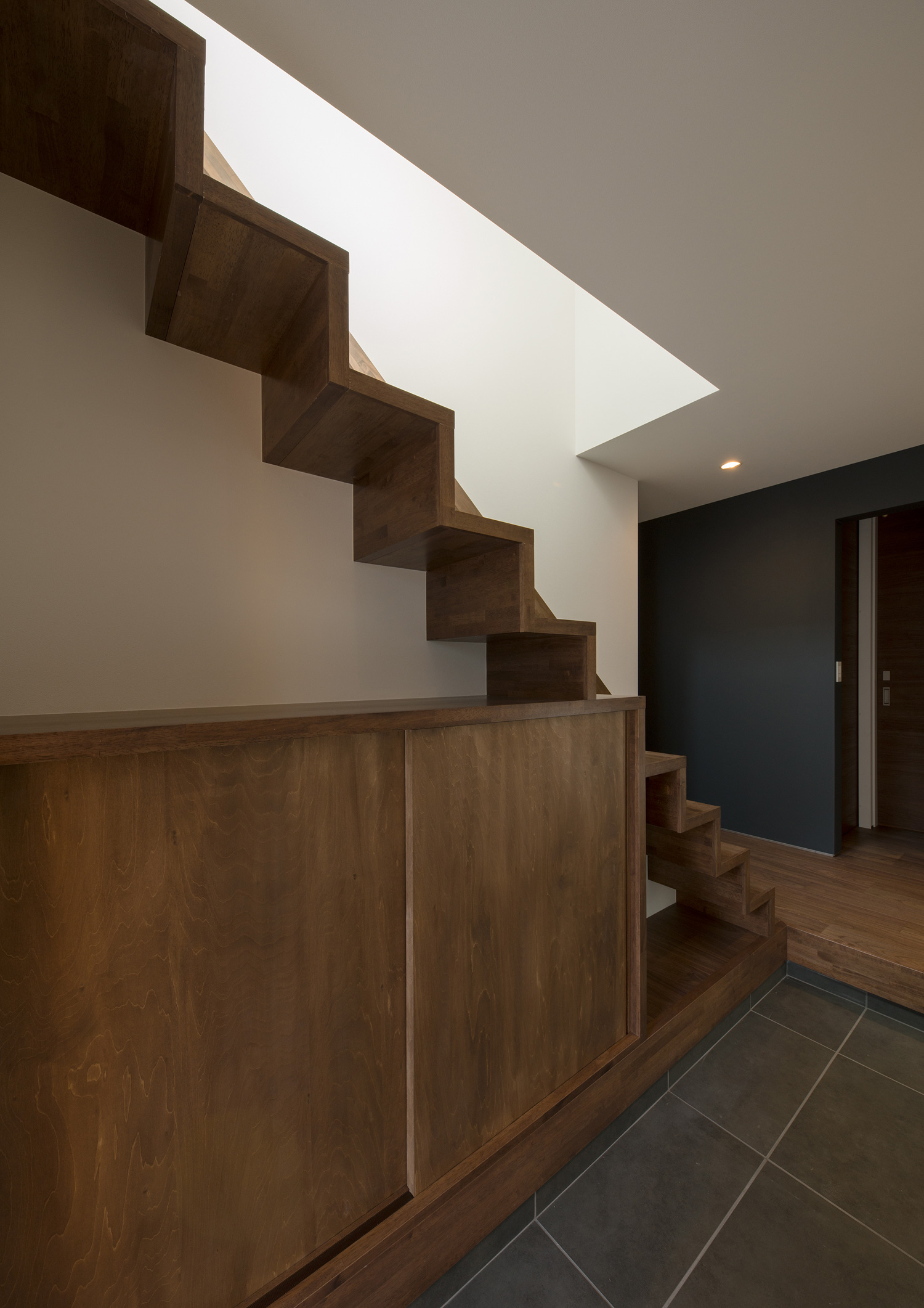 階段下のスペースに収納ボックスを置いた玄関・デザイン住宅 注文住宅・デザイン住宅建築実例_『CASE596 【edge】』_玄関